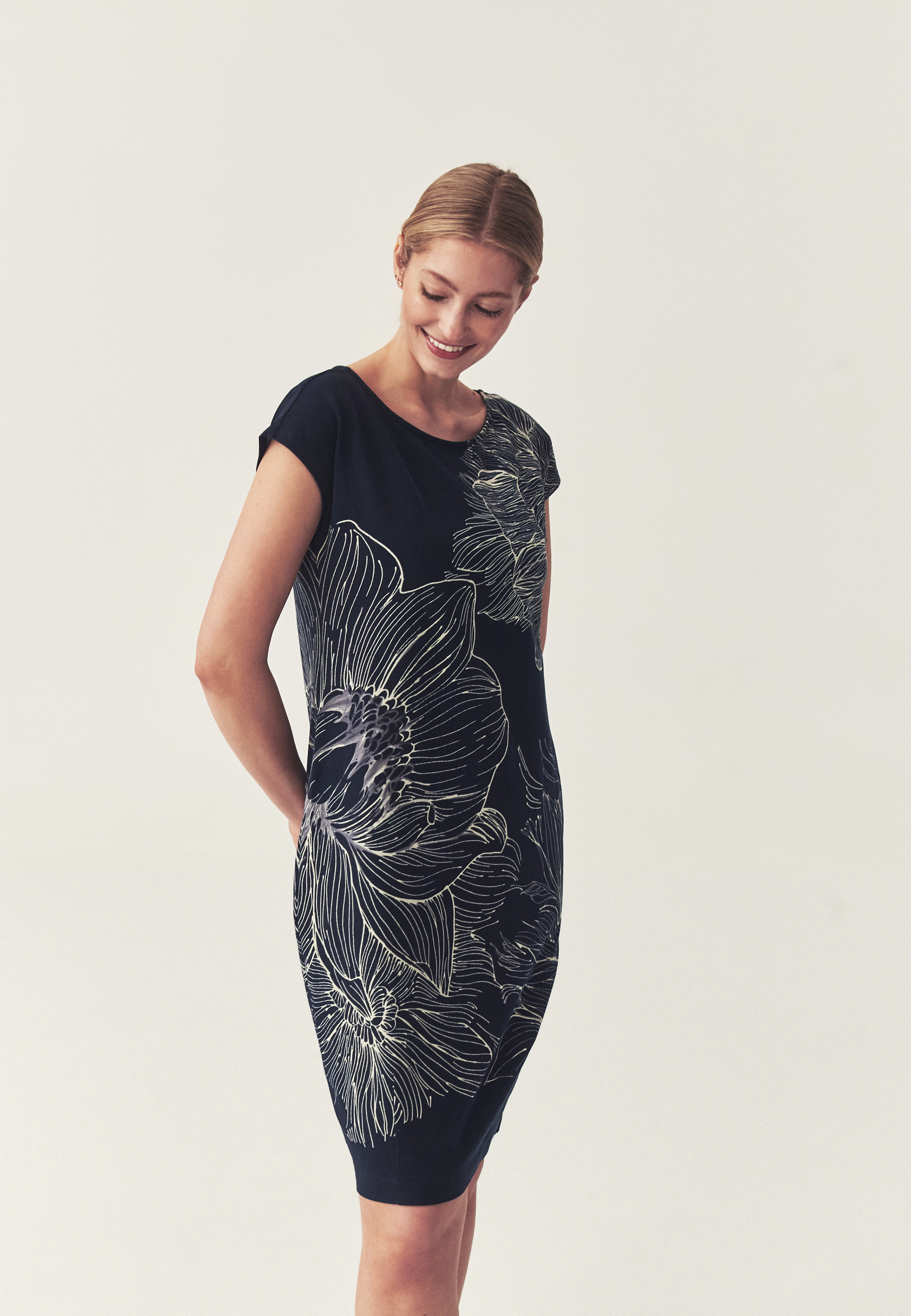 WZORZYSTA SUKIENKA Z BAWEŁNĄ - KOKINA GRANATOWY 2