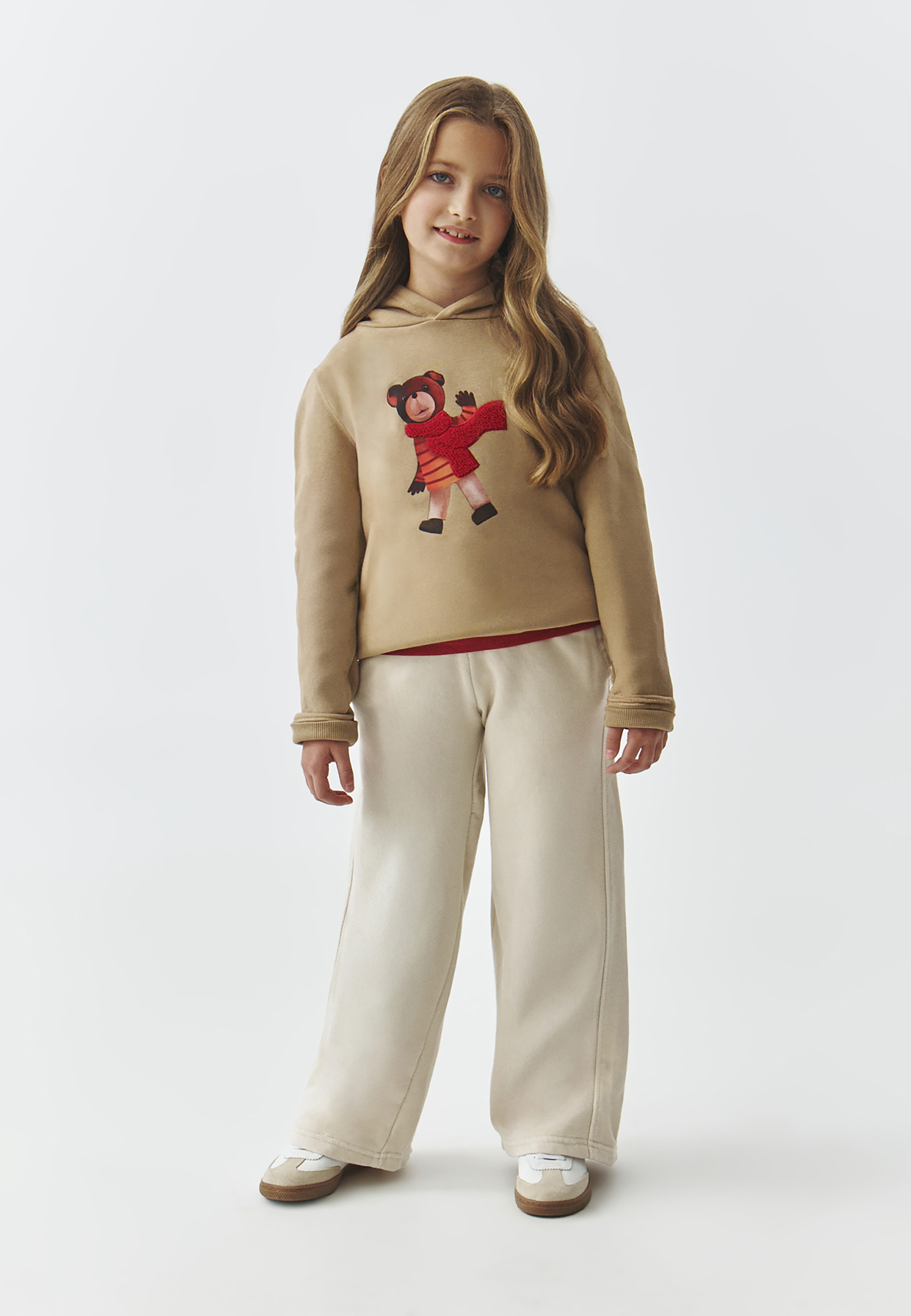 DZIANINOWA BLUZA DZIECIĘCA Z MOTYWEM MISIA USZATKA — OLI BEŻOWY 2