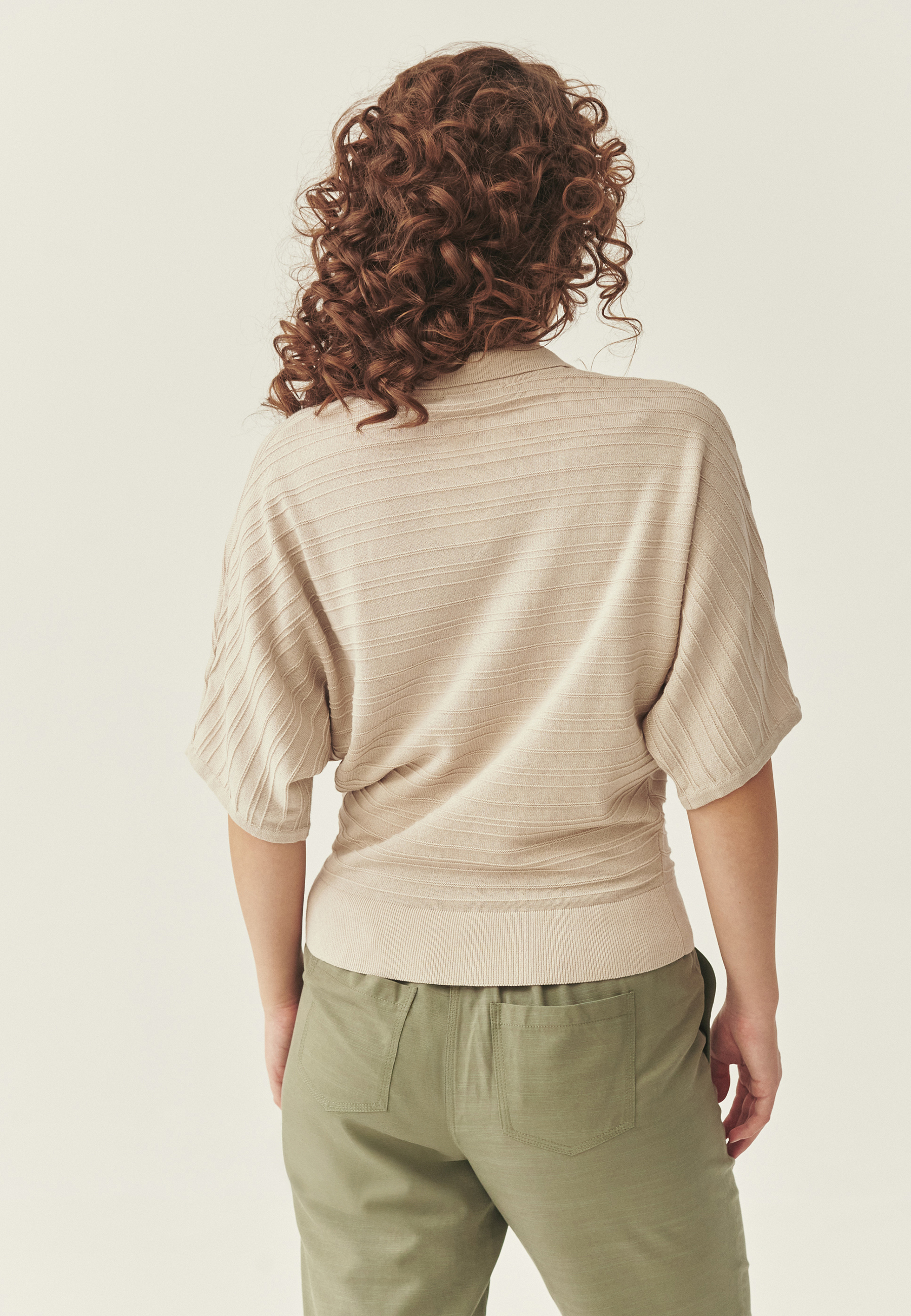 DZIANINOWA BLUZKA Z KOŁNIERZYKIEM - LIVIRI BEŻOWY 2