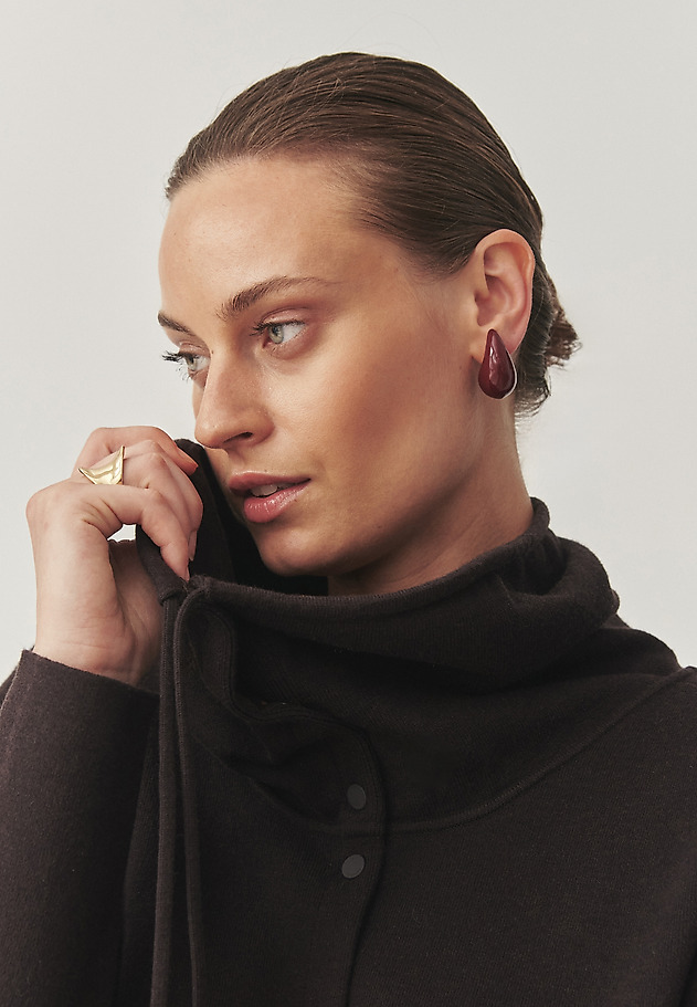 SWETER Z REGULOWANĄ STÓJKĄ - MARTENA SWETER Z REGULOWANĄ STÓJKĄ - MARTENA BRĄZOWY 6