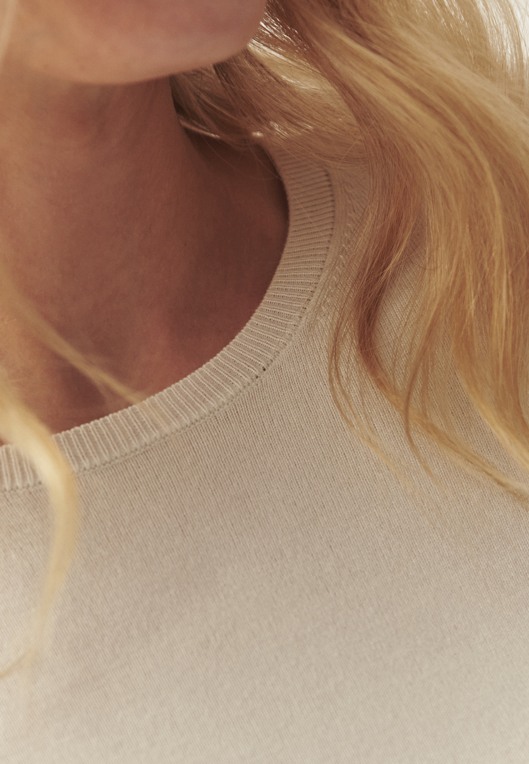 DÁMSKÝ KLASICKÝ SVETR S KULATÝM VÝSTŘIHEM - TESSINI