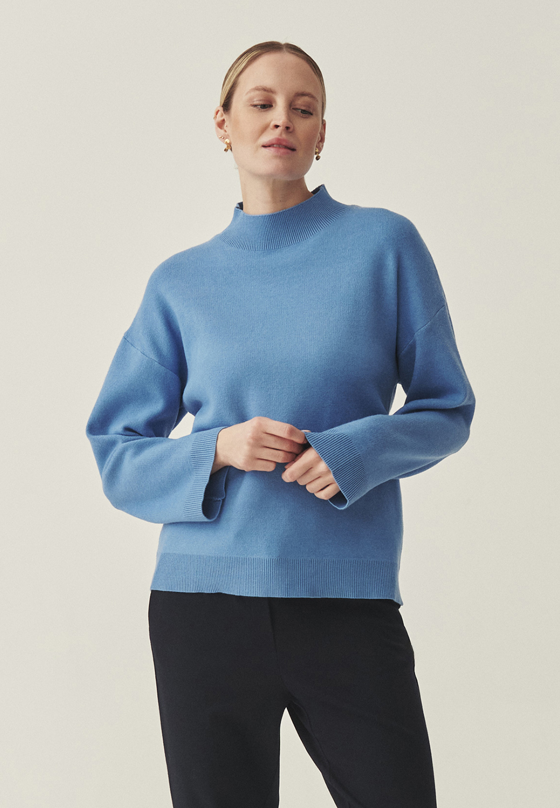 CASUAL TURTLENECK WITH LENZING™ ECOVERO™ VISCOSE - COLLIN BLUE 2