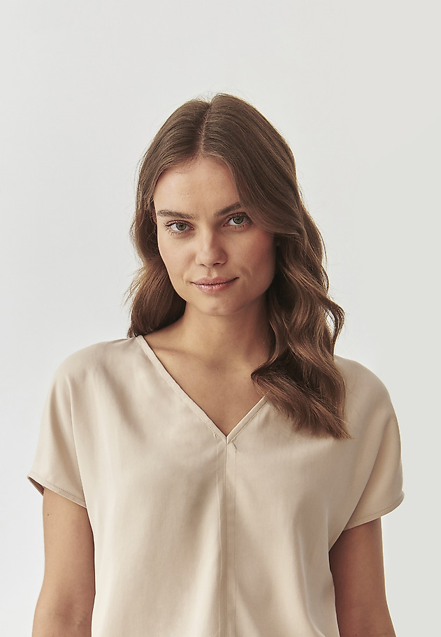 LADIES’ BLOUSE WITH V-SHAPED NECKLINE - SIRO LADIES’ BLOUSE WITH V-SHAPED NECKLINE - SIRO BEŻOWY 1