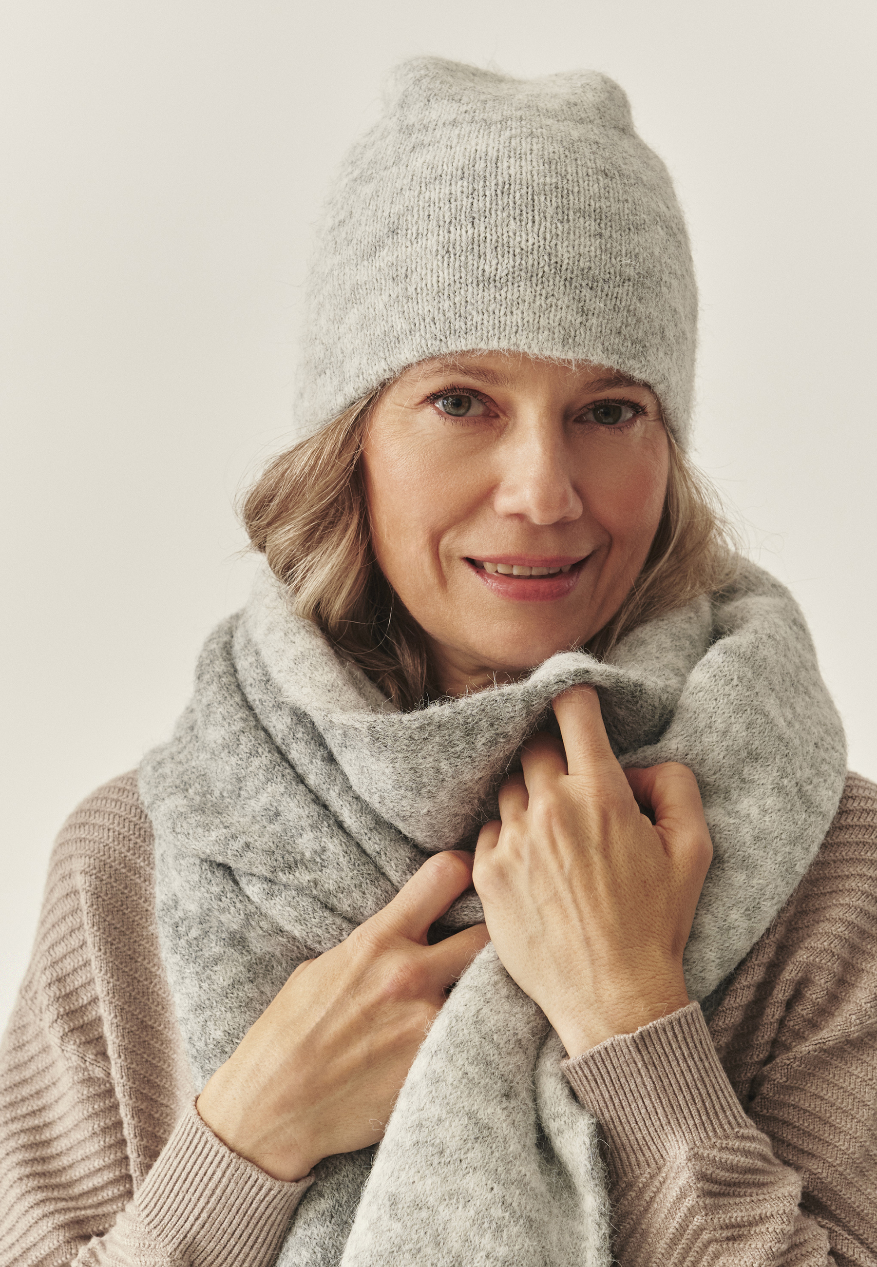 CZAPKA Z DOMIESZKĄ WEŁNY - DOVLY SZARY 2