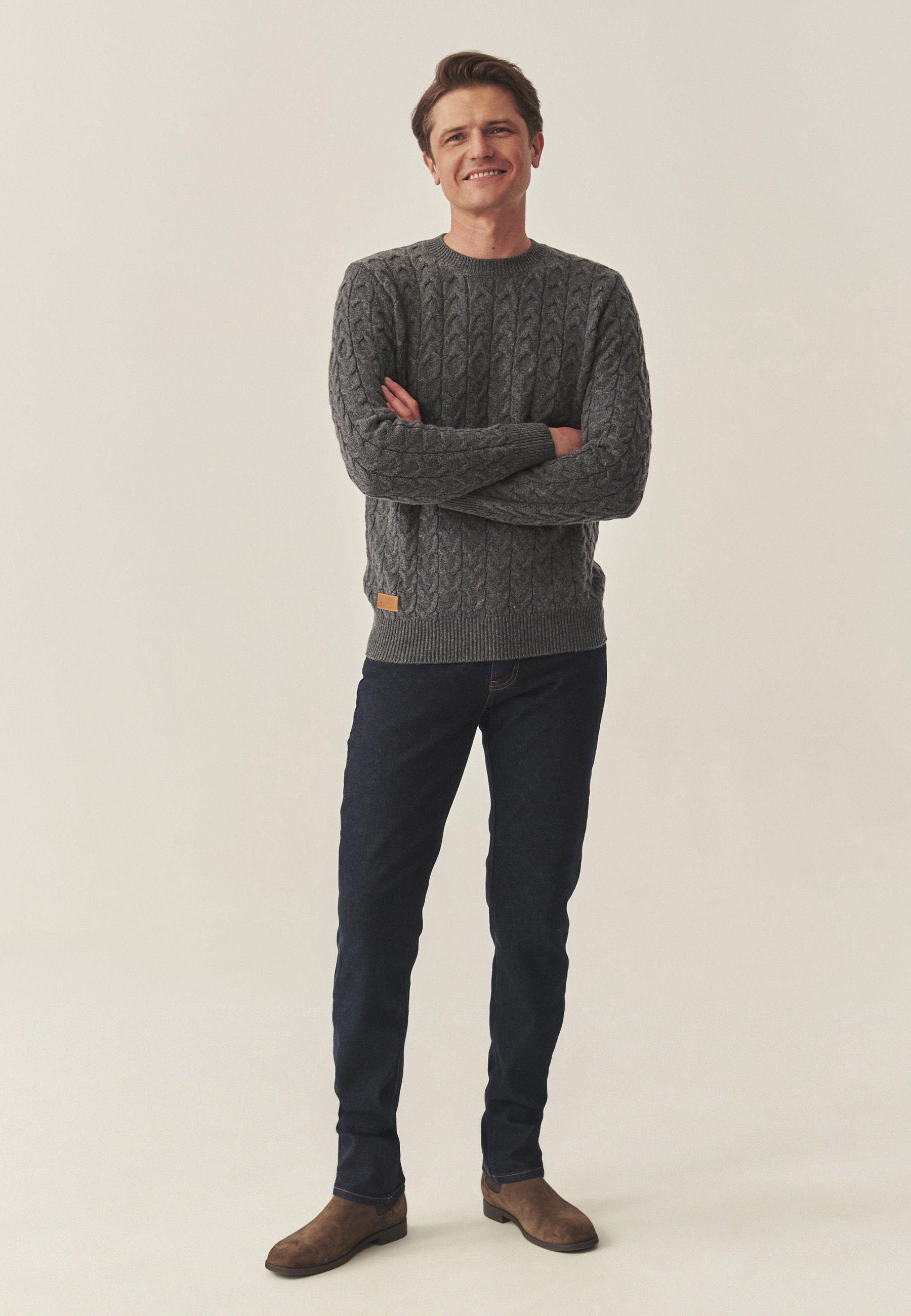 MĘSKI SWETER ZE STRUKTURALNYM WZOREM I MOTYWEM MISIA USZATKA — DAVID SZARY 2