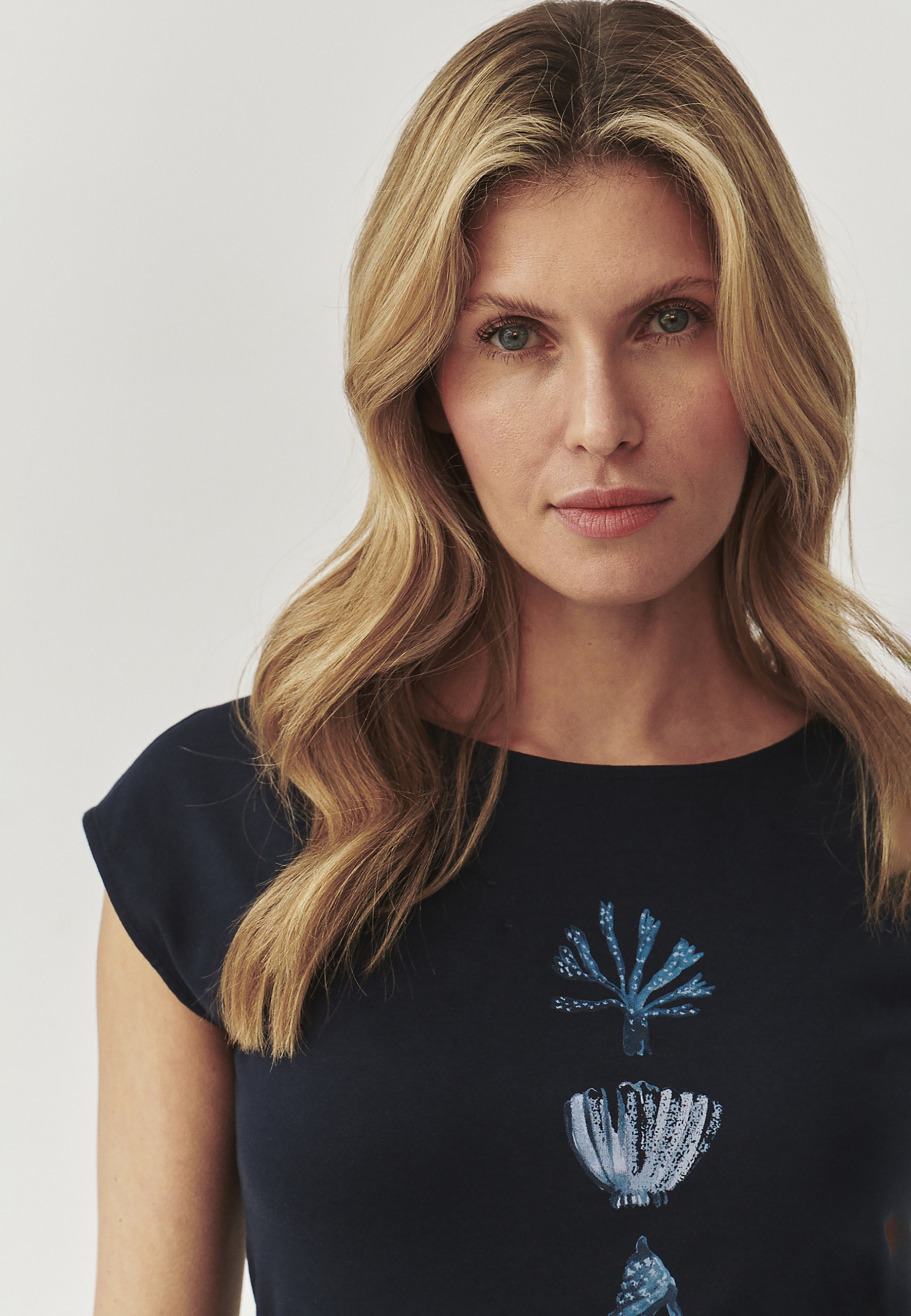 BAWEŁNIANY T-SHIRT DAMSKI Z MARYNISTYCZNYM NADRUKIEM - AMANDA 4 GRANATOWY 2