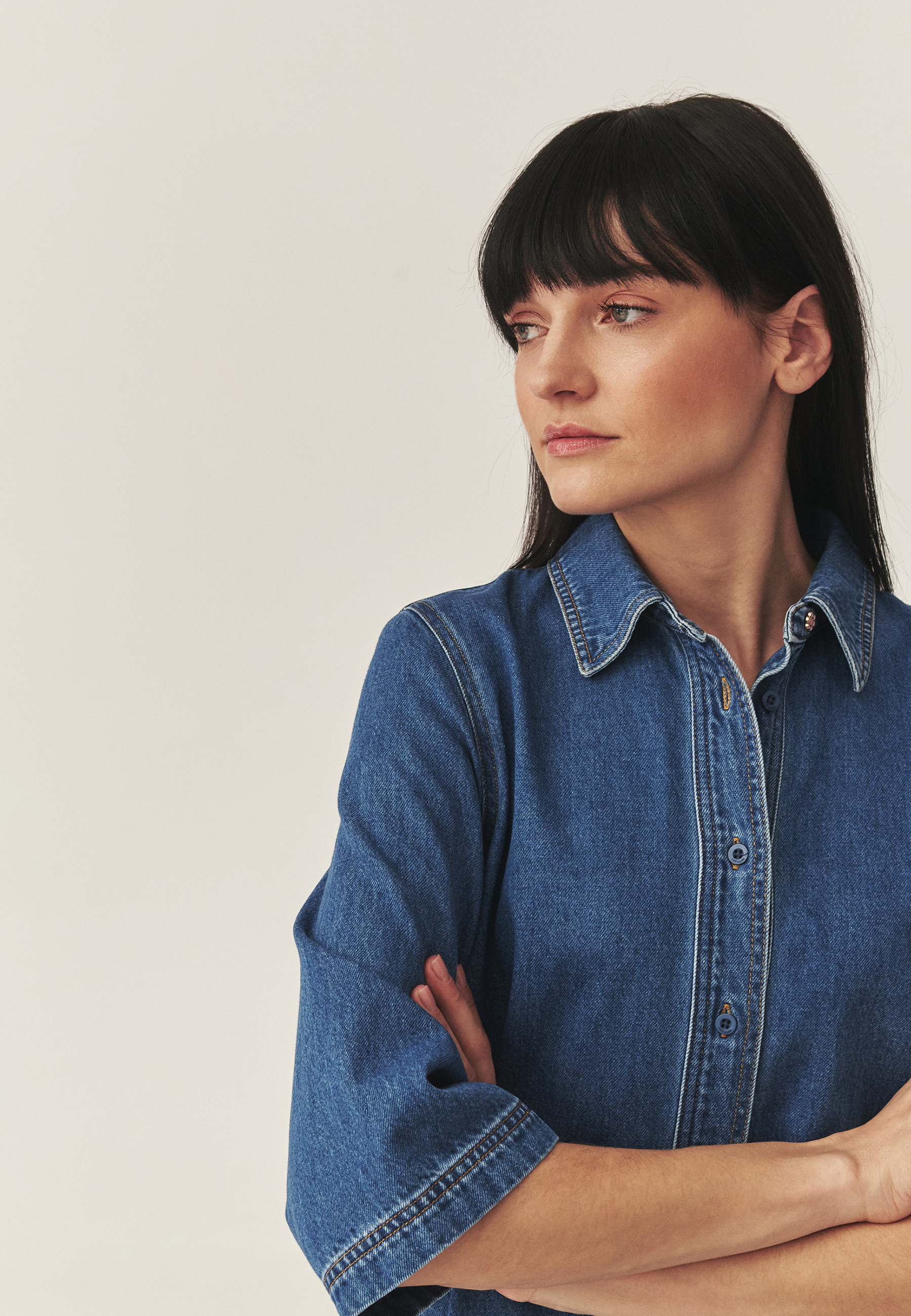 DŽÍNOVÉ ŠATY S VÝŠIVKAMI – TAJA