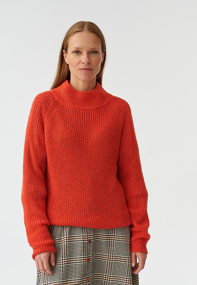 LADIES’ LOOSE HALF TURTLENECK SWEATER SUZI LADIES’ LOOSE HALF TURTLENECK SWEATER SUZI POMARAŃCZOWY 3