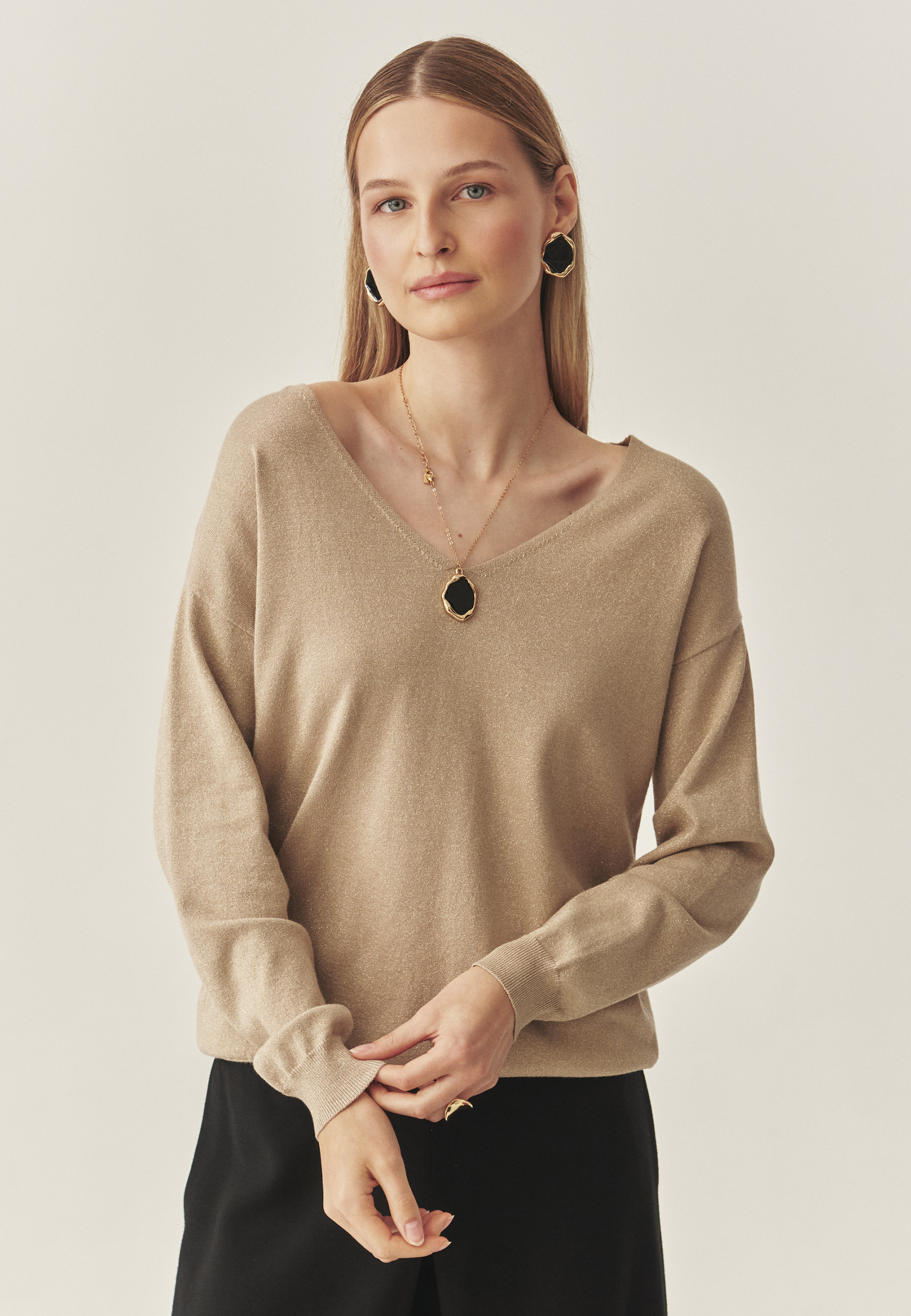 PULOVER CLASIC DE DAMĂ, CU DECOLTEU ÎN FORMA LITEREI „V” ȘI FIR LUCIOS — FLARE 1 GALBEN 2