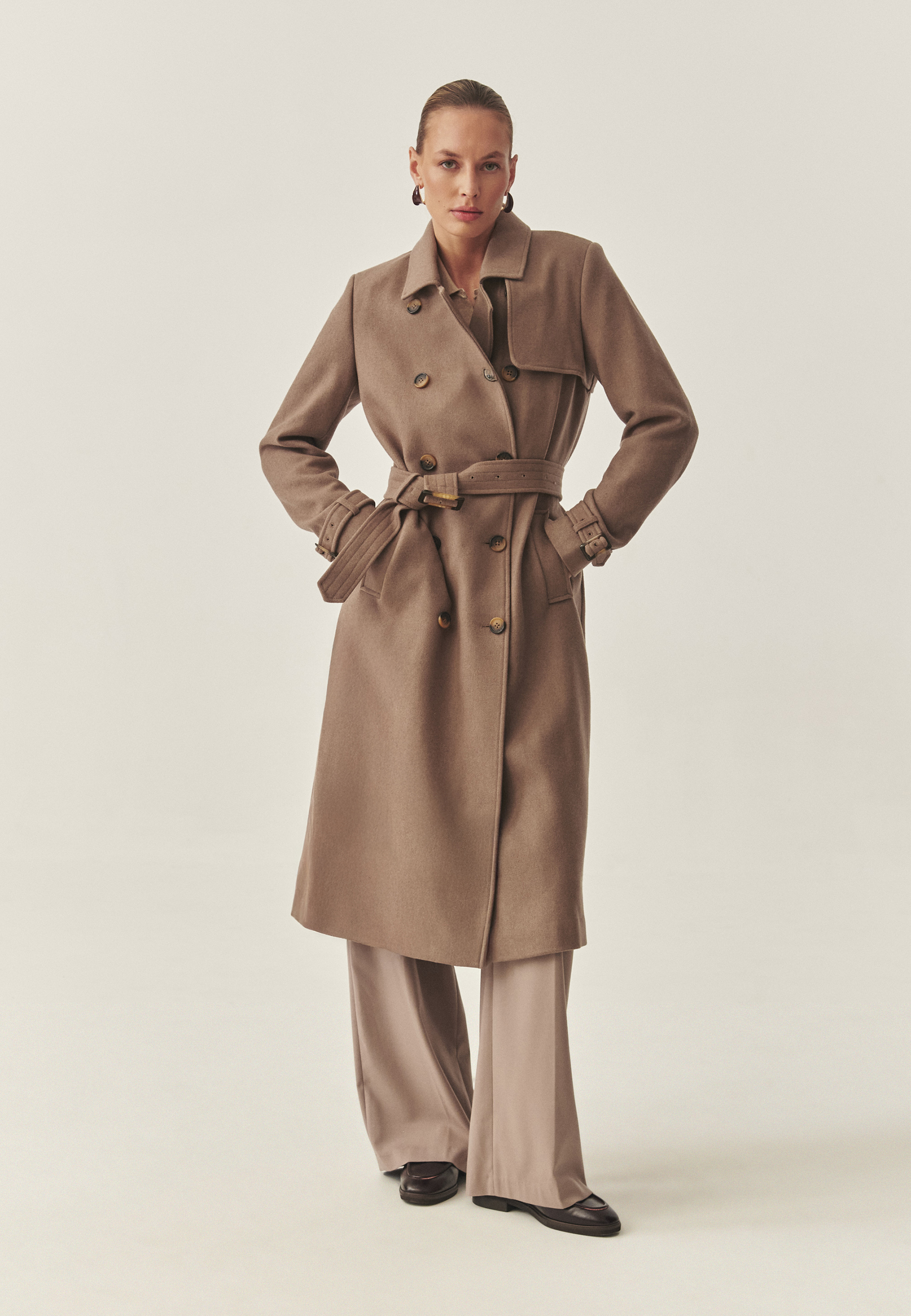 PALTON DE DAMĂ CU DOUĂ RÂNDURI DE NASTURI CU CUREA CU CATARAMĂ - SOKORO BEJ 2