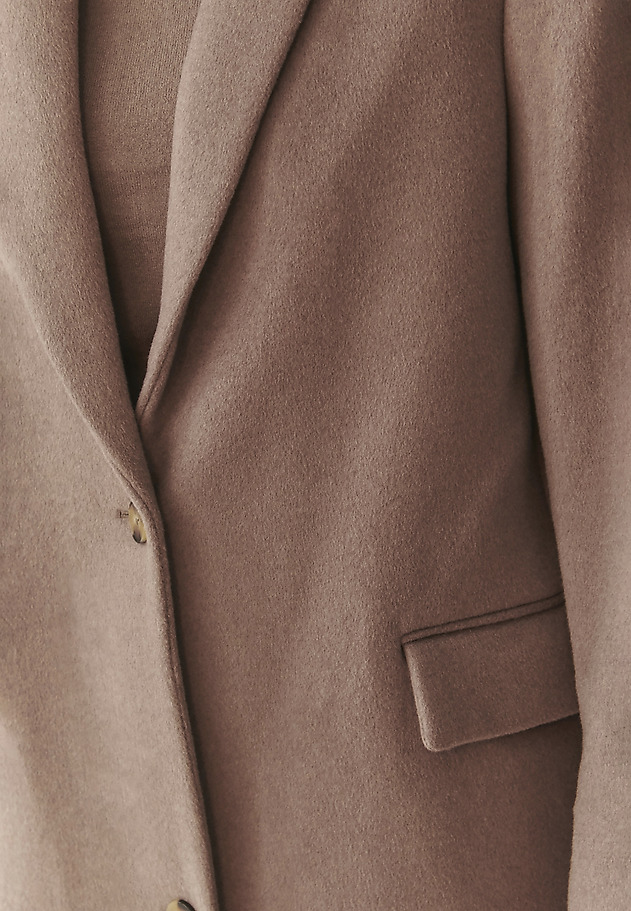 LONG SINGLE-BREASTED LADIES’ COAT WITH SPACIOUS POCKETS - MAWE LONG SINGLE-BREASTED LADIES’ COAT WITH SPACIOUS POCKETS - MAWE BEŻOWY 7