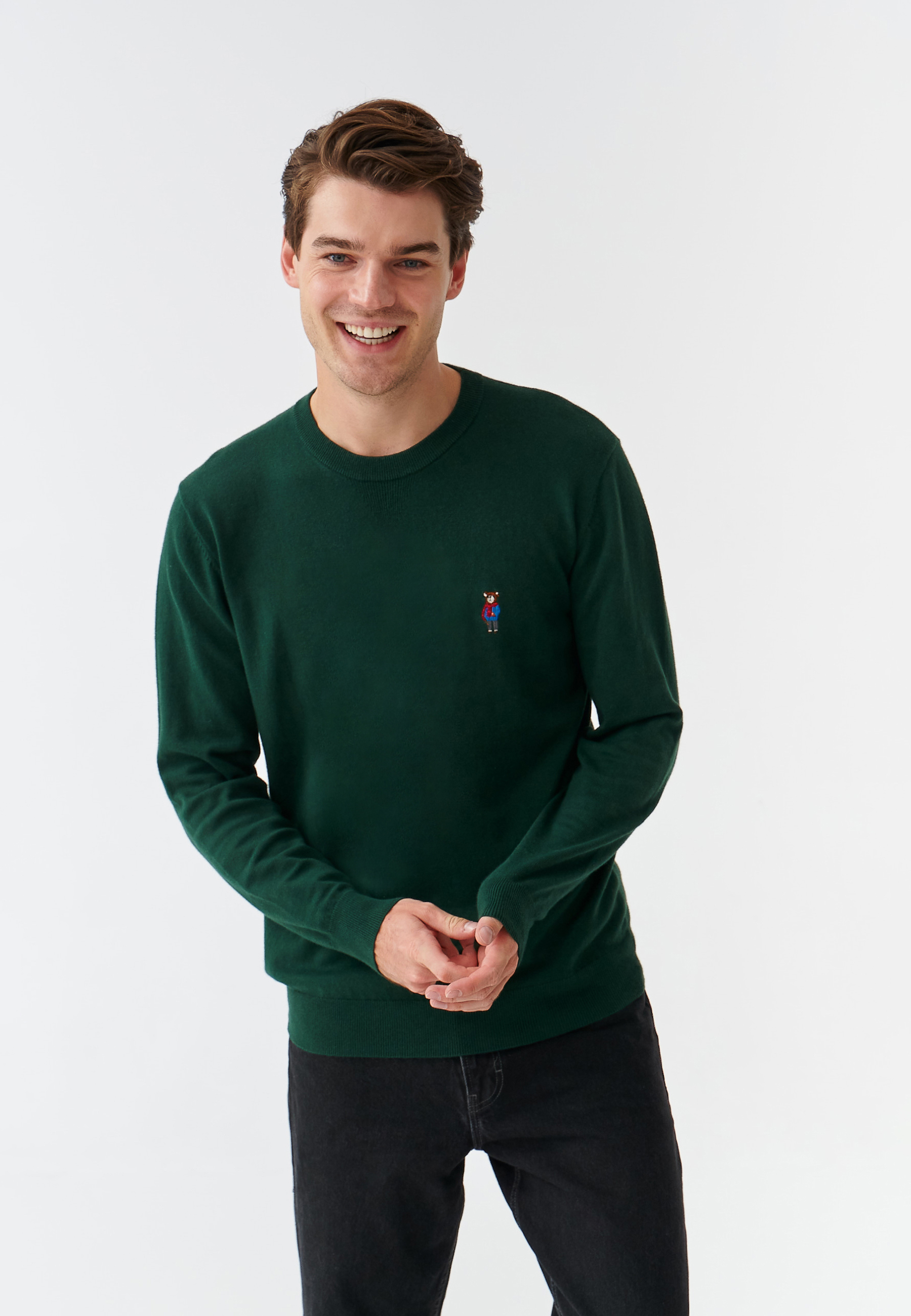 KLASICKÝ PÁNSKY SVETER S VÝŠIVKOU S MOTÍVOM MACKA UŠKA JACK ZELENÁ 2