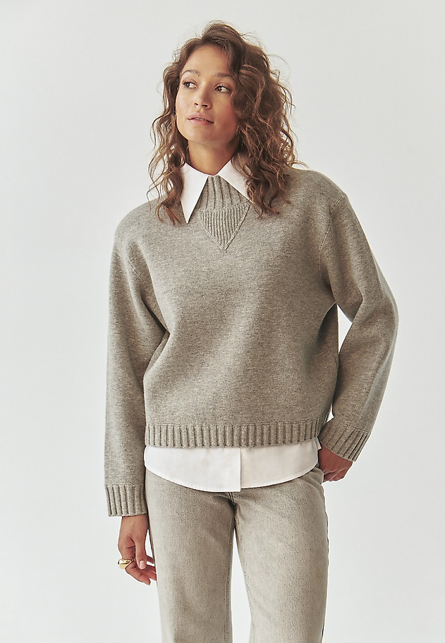LADIES’ OVERSIZED SWEATER WITH MOCK TURTLENECK - MALMANA 1 LADIES’ OVERSIZED SWEATER WITH MOCK TURTLENECK - MALMANA 1 SZARY 2
