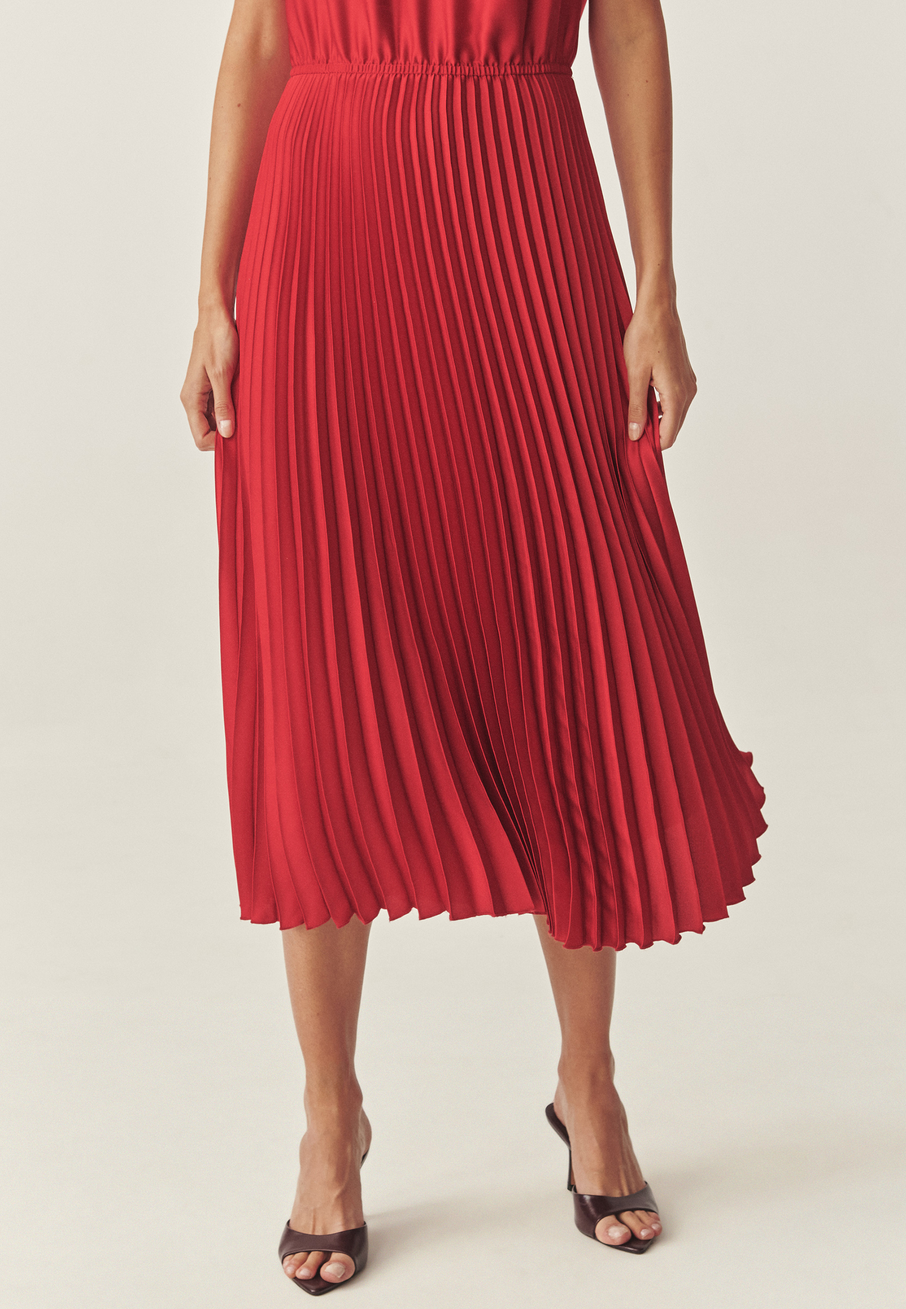 PLISOVANÉ SATÉNOVÉ ŠATY – TELI ČERVENÁ 2