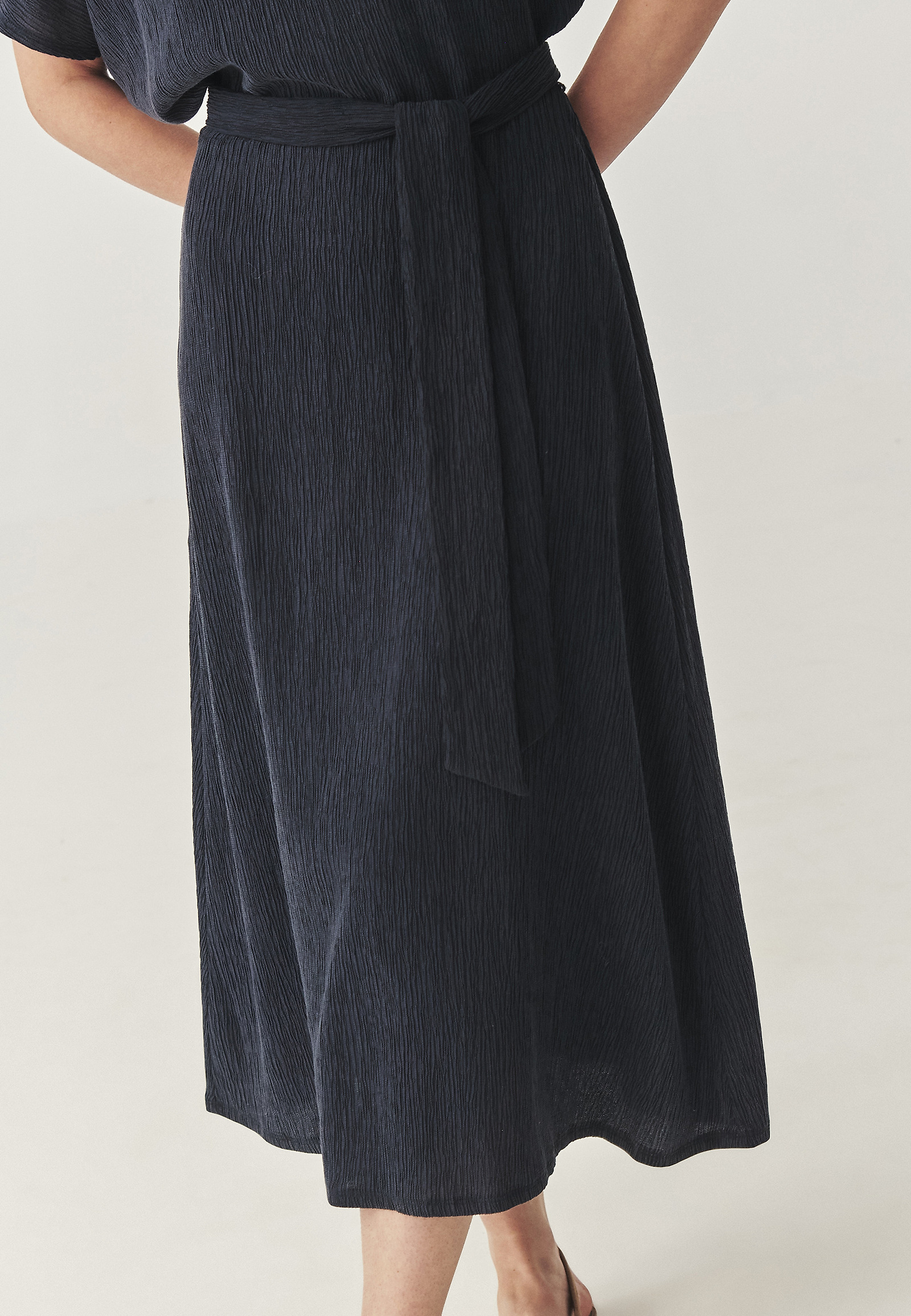 AIRY MIDI OBLEKA IZ GUBANE TKANINE - LUNIZMA AIRY MIDI OBLEKA IZ GUBANE TKANINE - LUNIZMA TEMNO MODRA 113515