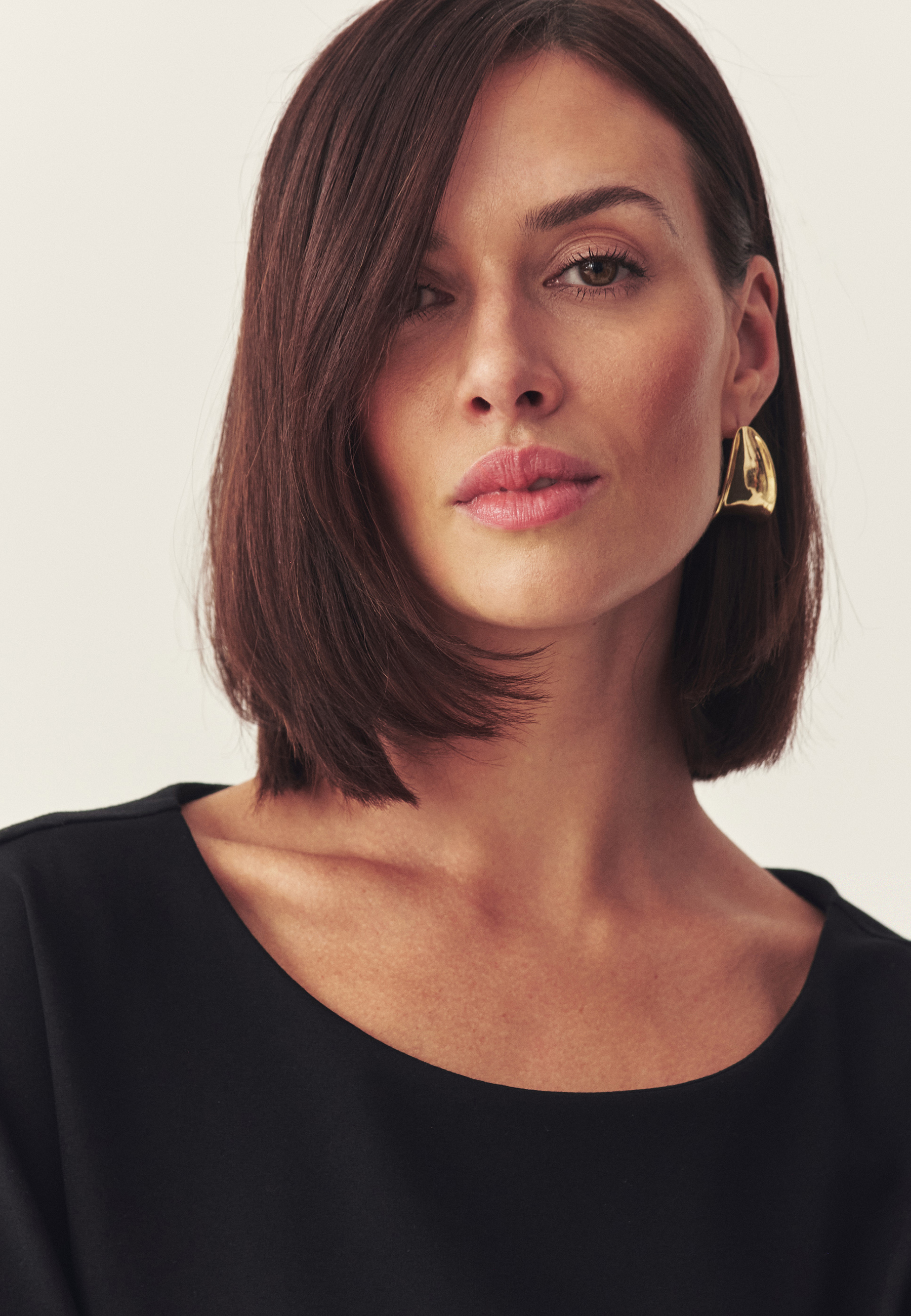 KRÁTKÉ ŠATY BALÓNOVÉHO STŘIHU – IVIKI ČERNÁ 2