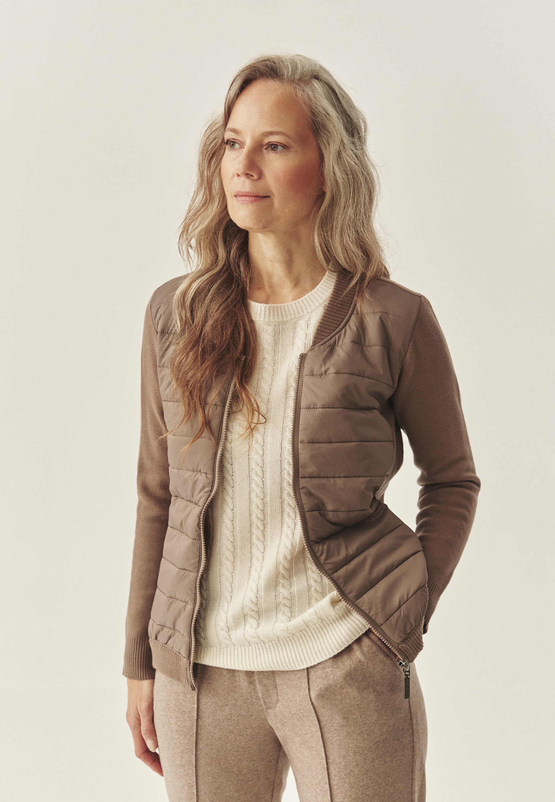 DÁMSKY SVETER S PREŠÍVANOU PREDNOU ČASŤOU – KADEKO 1 BÉŽOVÁ 2