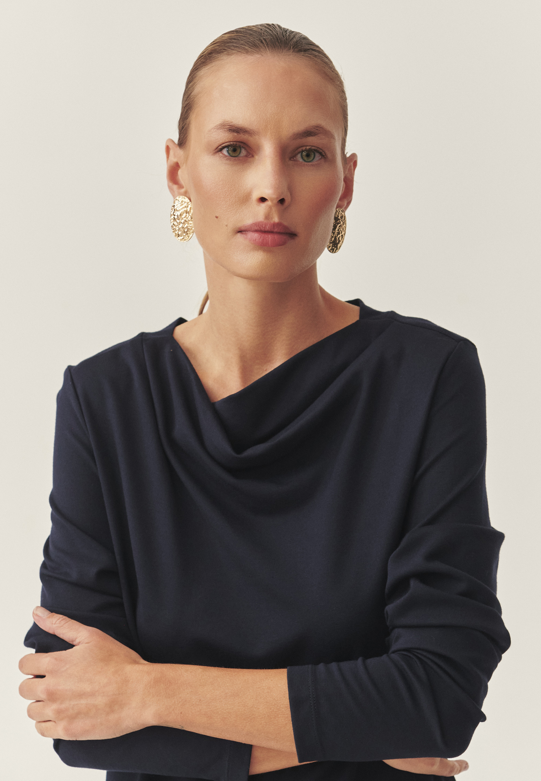 ROCHIE TRICOTATĂ DE DAMĂ, CU DECOLTEU TIP „CASCADĂ” — NORIS BLEUMARIN 2