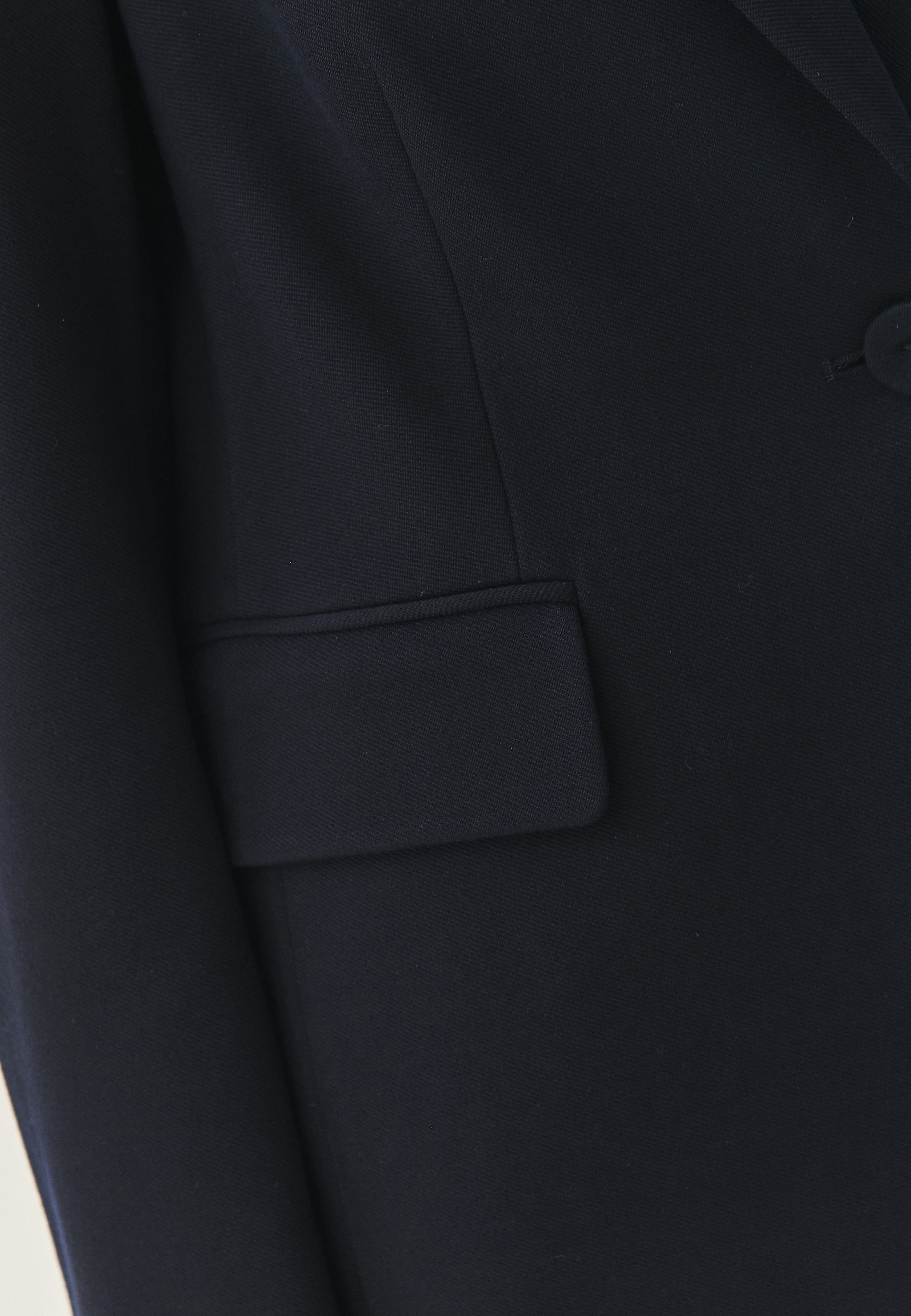 VLNĚNÝ BLAZER S KNOFLÍKOVÝM ZÁVĚSEM - SERMA VLNĚNÝ BLAZER S KNOFLÍKOVÝM ZÁVĚSEM - SERMA TMAVĚ MODRÁ 114732