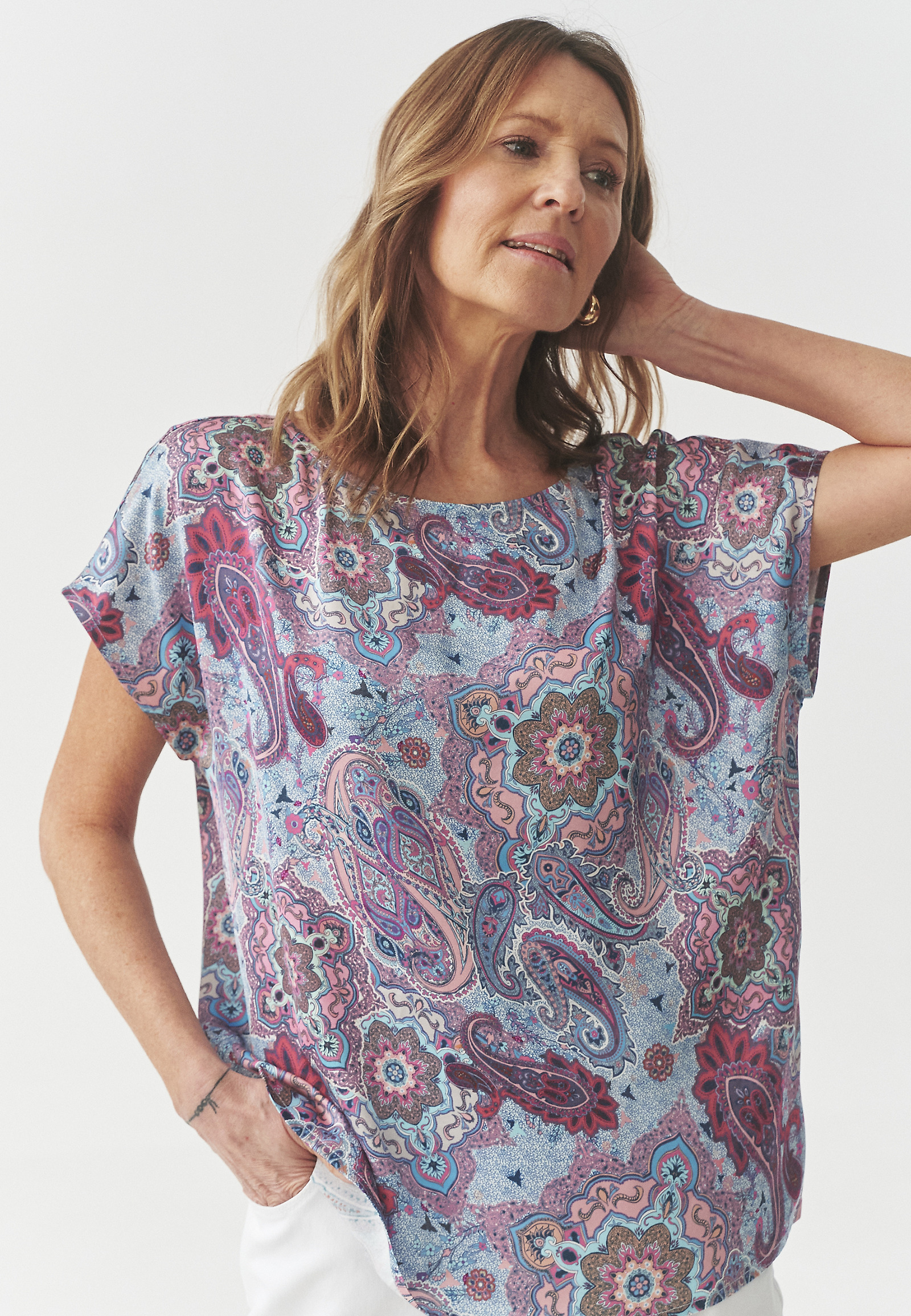 BLUZA IZ VISKOZNEGA SATENA Z VZORCEM - OMA BLUZA IZ VISKOZNEGA SATENA Z VZORCEM - OMA VEČBARVNA 105595
