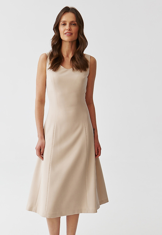 LADIES’ STYLISH MIDI DRESS WITH HEART NECKLINE - OMKI LADIES’ STYLISH MIDI DRESS WITH HEART NECKLINE - OMKI BEŻOWY 2