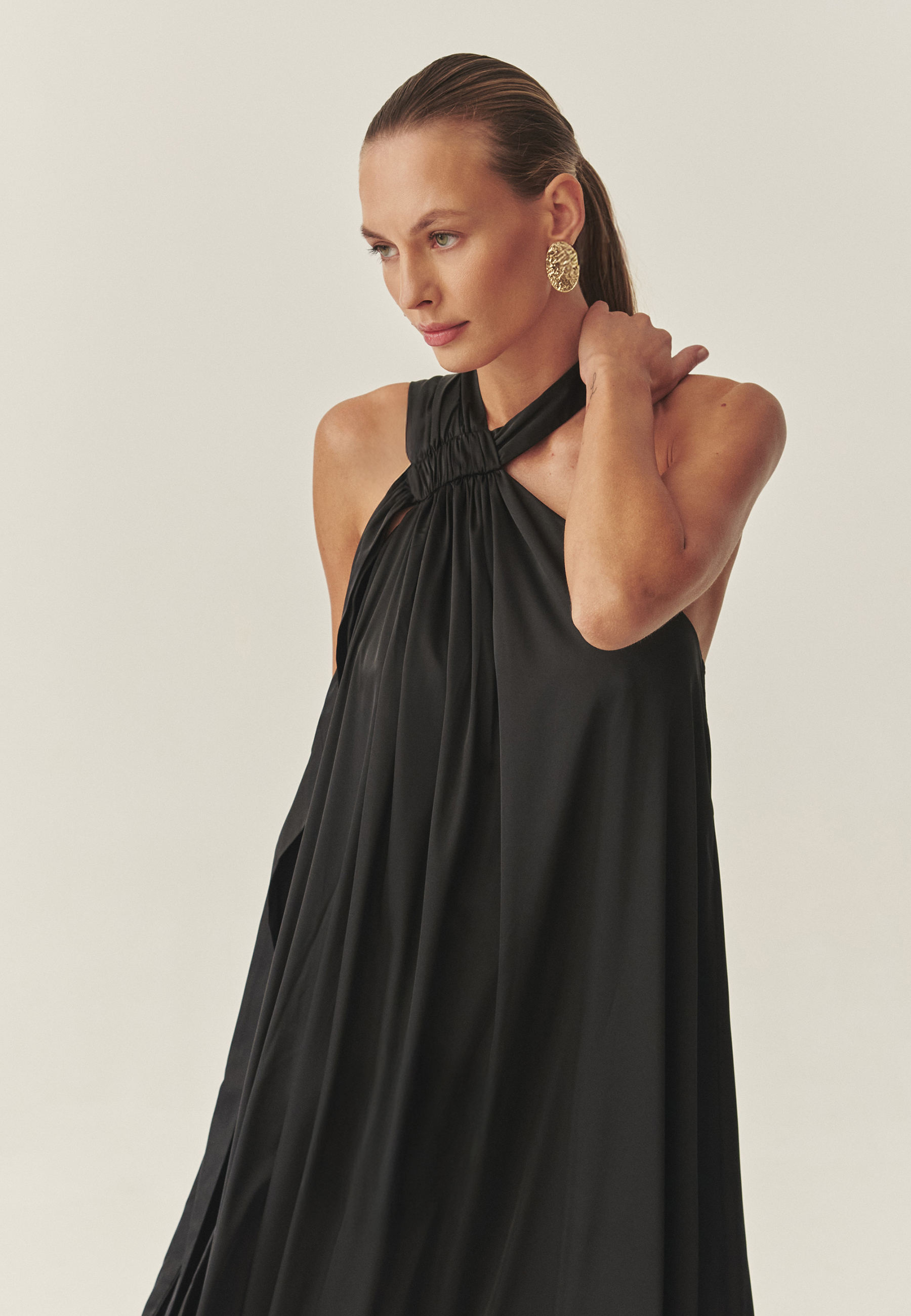 TKANINOWA SATYNOWA SUKIENKA MAXI BEZ RĘKAWÓW — LENORA CZARNY 2