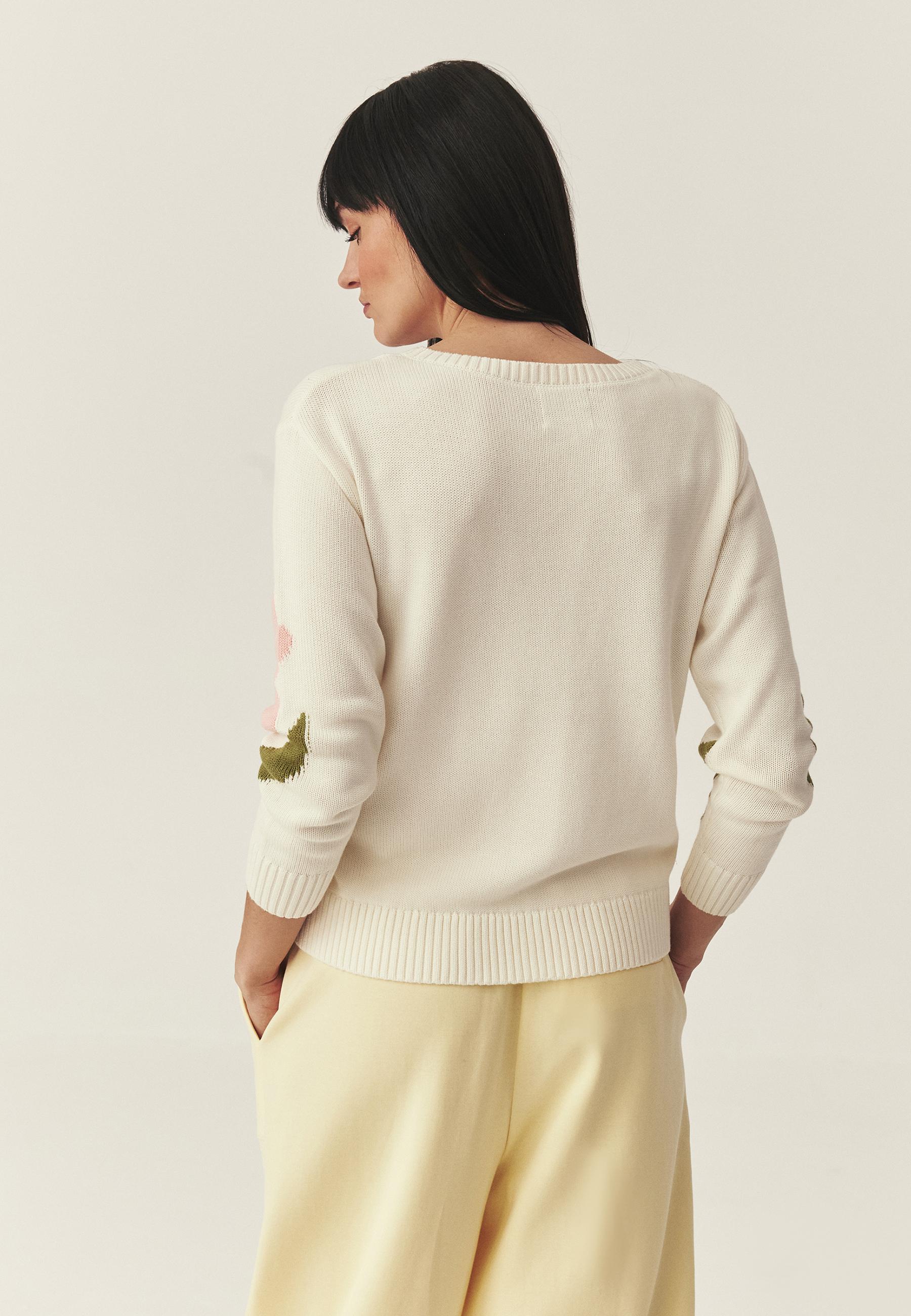 SVETER S JARNOU VÝŠIVKOU – MAY