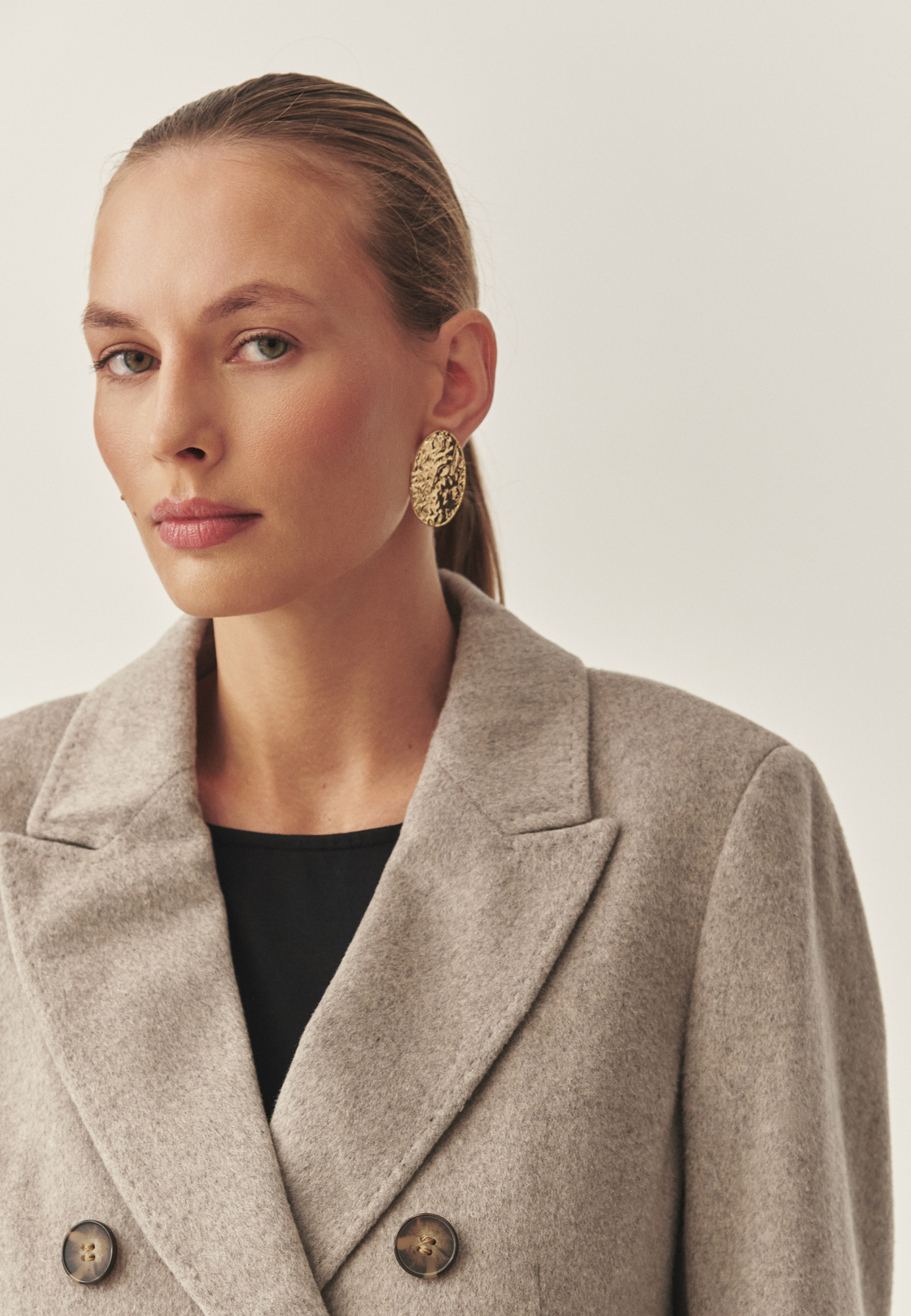 DÁMSKY LÁTKOVÝ DVOJRADOVÝ KABÁT – TELMA BÉŽOVÁ 2