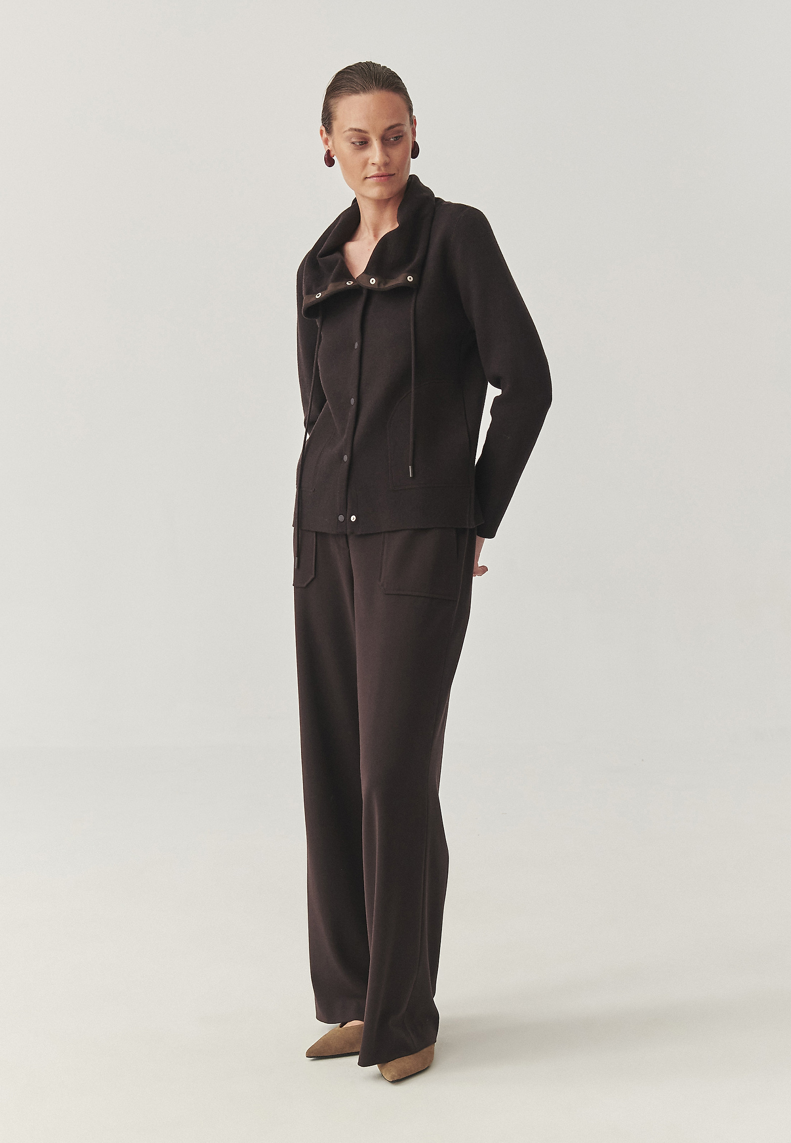 SVETR S NASTAVITELNÝM STOJÁČKEM – MARTENA SVETR S NASTAVITELNÝM STOJÁČKEM – MARTENA HNĚDÁ 114818