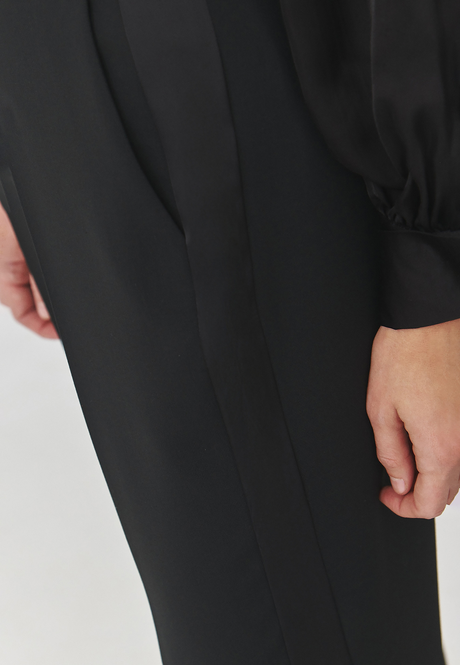 ELEGANTNE TKANE HLAČE ZA ŽENSKE - SASKO ELEGANTNE TKANE HLAČE ZA ŽENSKE - SASKO ČRNA 102682