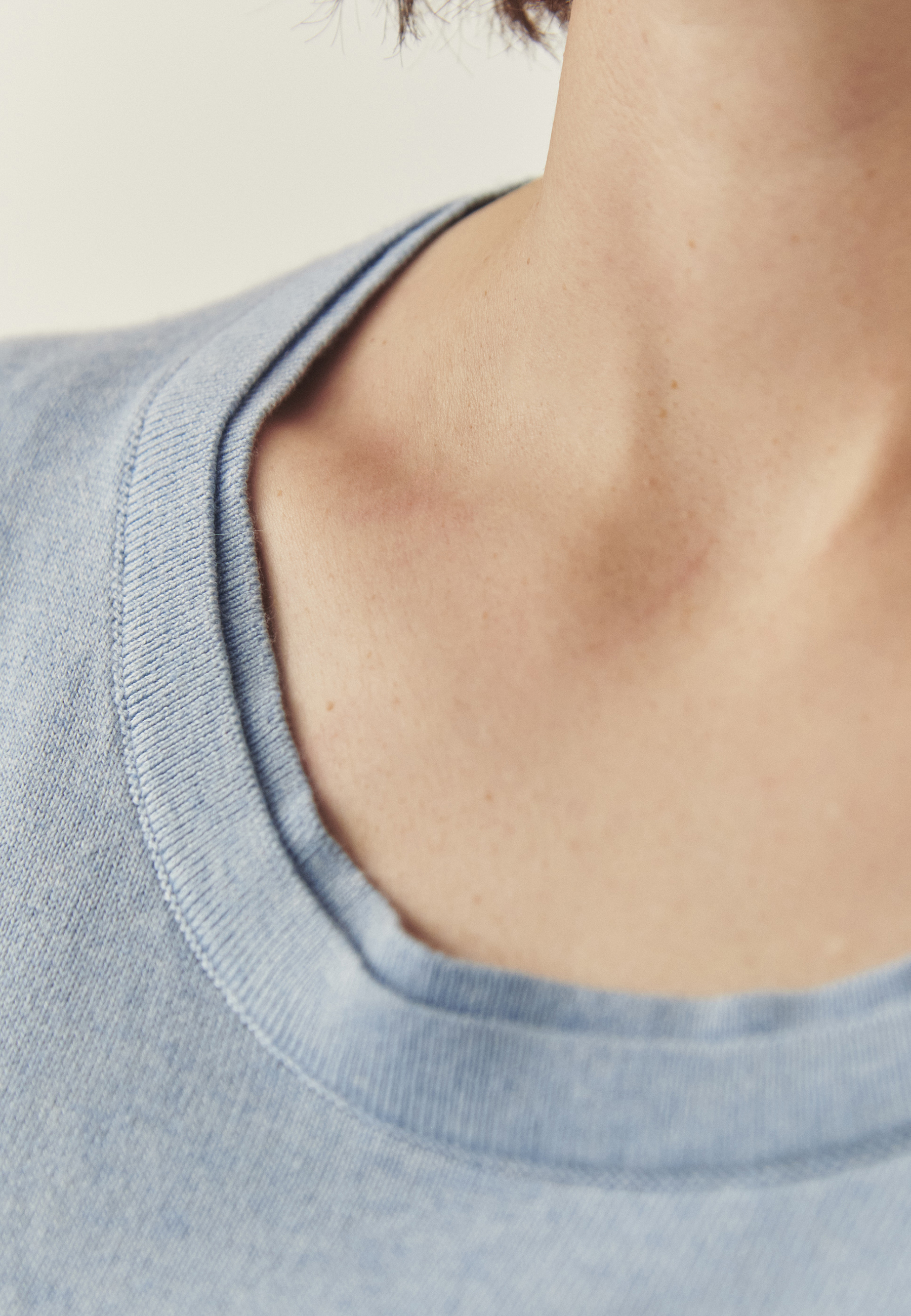 DZIANINOWA BLUZKA Z WISKOZĄ LENZING™ ECOVERO™ - AVO NIEBIESKI 2