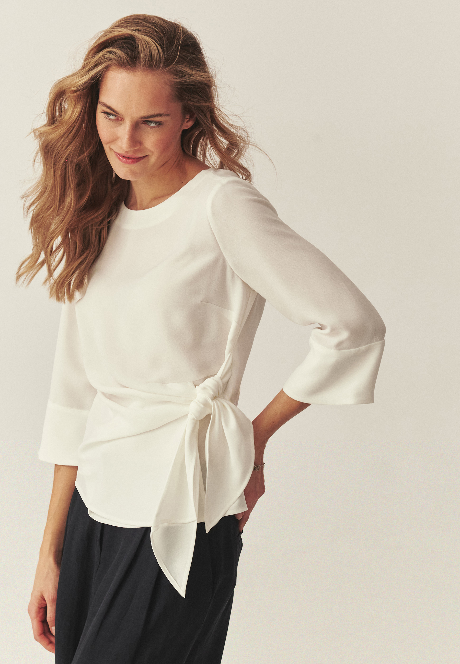 BLUZĂ ELEGANTĂ, LEGATĂ ÎN TALIE - MALIE ALB 2