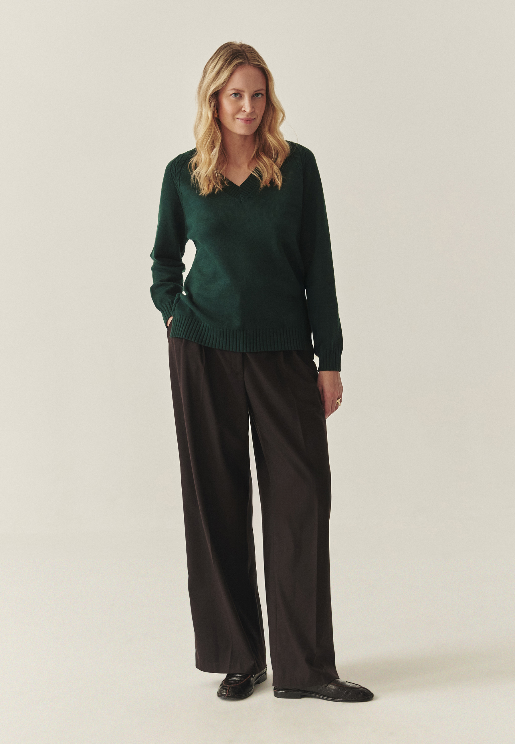 PULOVER DE DAMĂ, CU MODEL ÎN RELIEF ȘI DECOLTEU ÎN FORMA LITEREI „V” — JAYLIN 1 VERDE 2