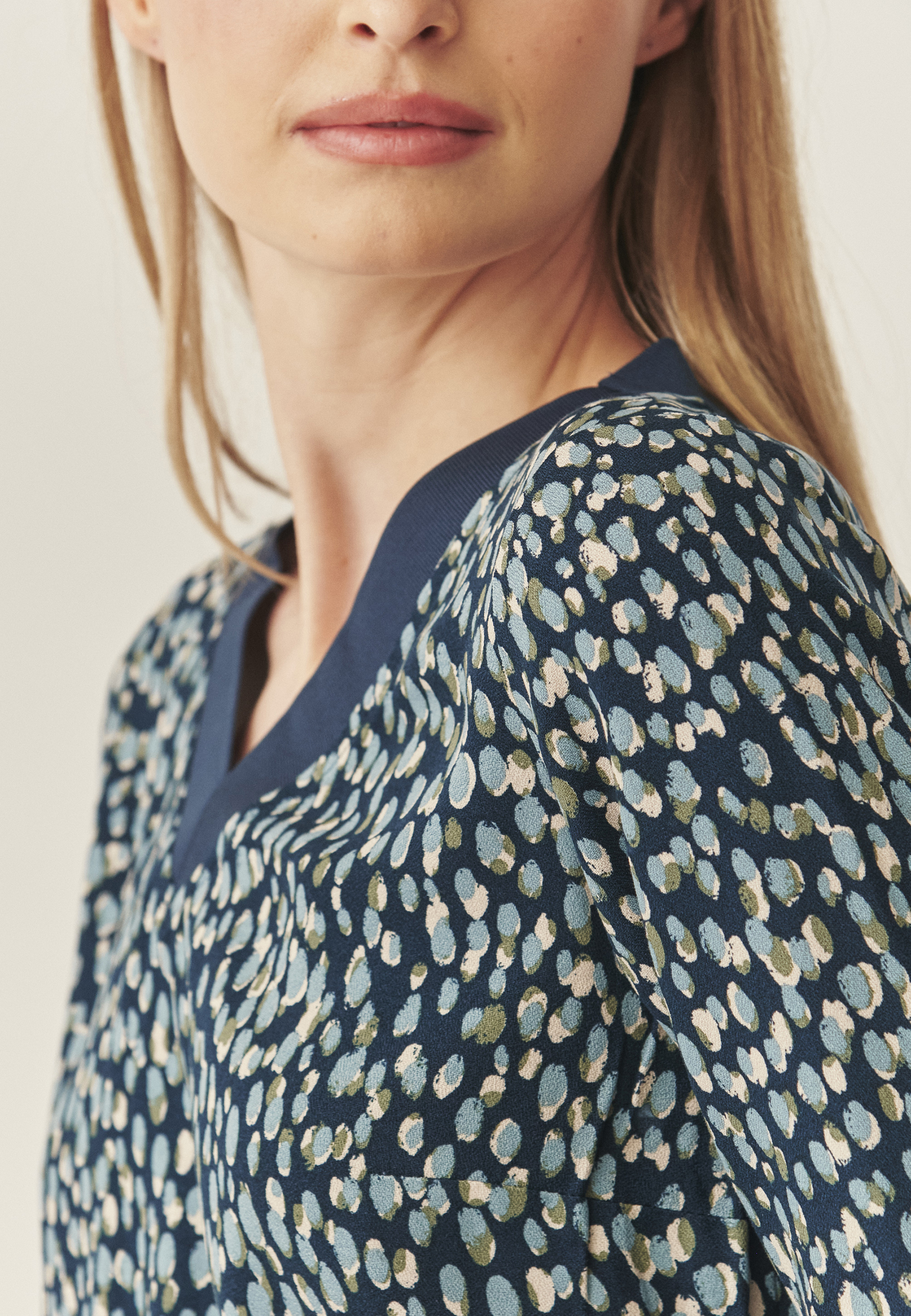 ROCHIE DIN ȚESĂTURĂ, CU DECOLTEU ÎN FORMA LITEREI „V” - SPLATI MULTICOLOR 2