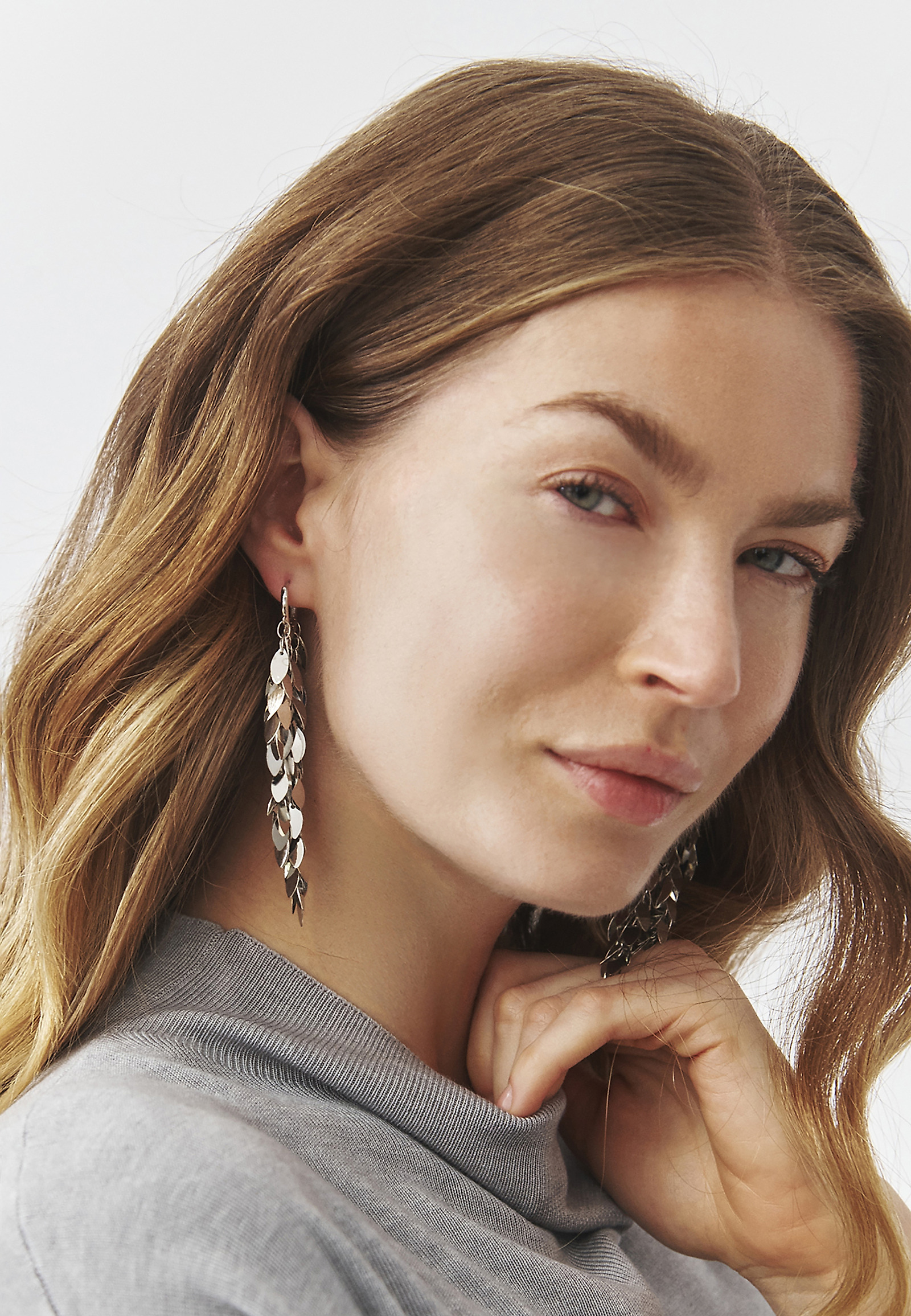 LONG EARRINGS WITH A FLORAL MOTIF — ACCELI LONG EARRINGS WITH A FLORAL MOTIF — ACCELI SILVER 102952