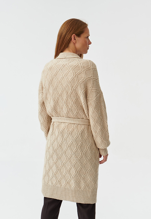 SWETER DAMSKI TYPU KARDIGAN Z WIĄZANIEM ROMBOKO SWETER DAMSKI TYPU KARDIGAN Z WIĄZANIEM ROMBOKO BEŻOWY 3