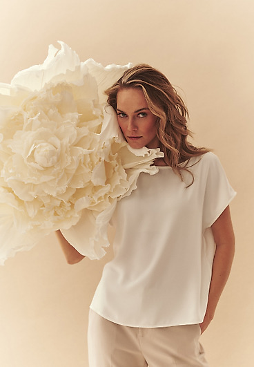 TKANINOWA BLUZKA O MINIMALISTYCZNYM DESIGNIE - VIVIA TKANINOWA BLUZKA O MINIMALISTYCZNYM DESIGNIE - VIVIA