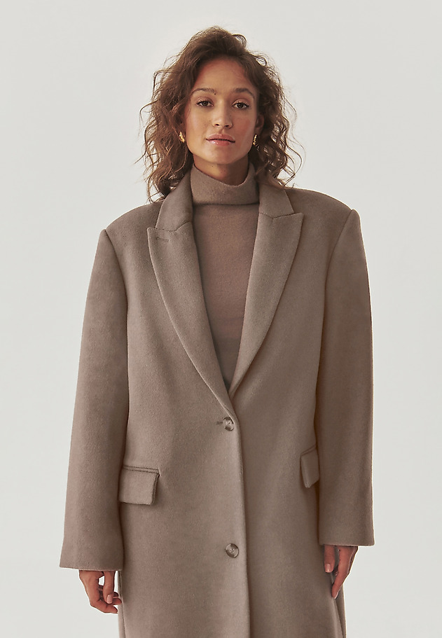 LONG SINGLE-BREASTED LADIES’ COAT WITH SPACIOUS POCKETS - MAWE LONG SINGLE-BREASTED LADIES’ COAT WITH SPACIOUS POCKETS - MAWE BEŻOWY 2