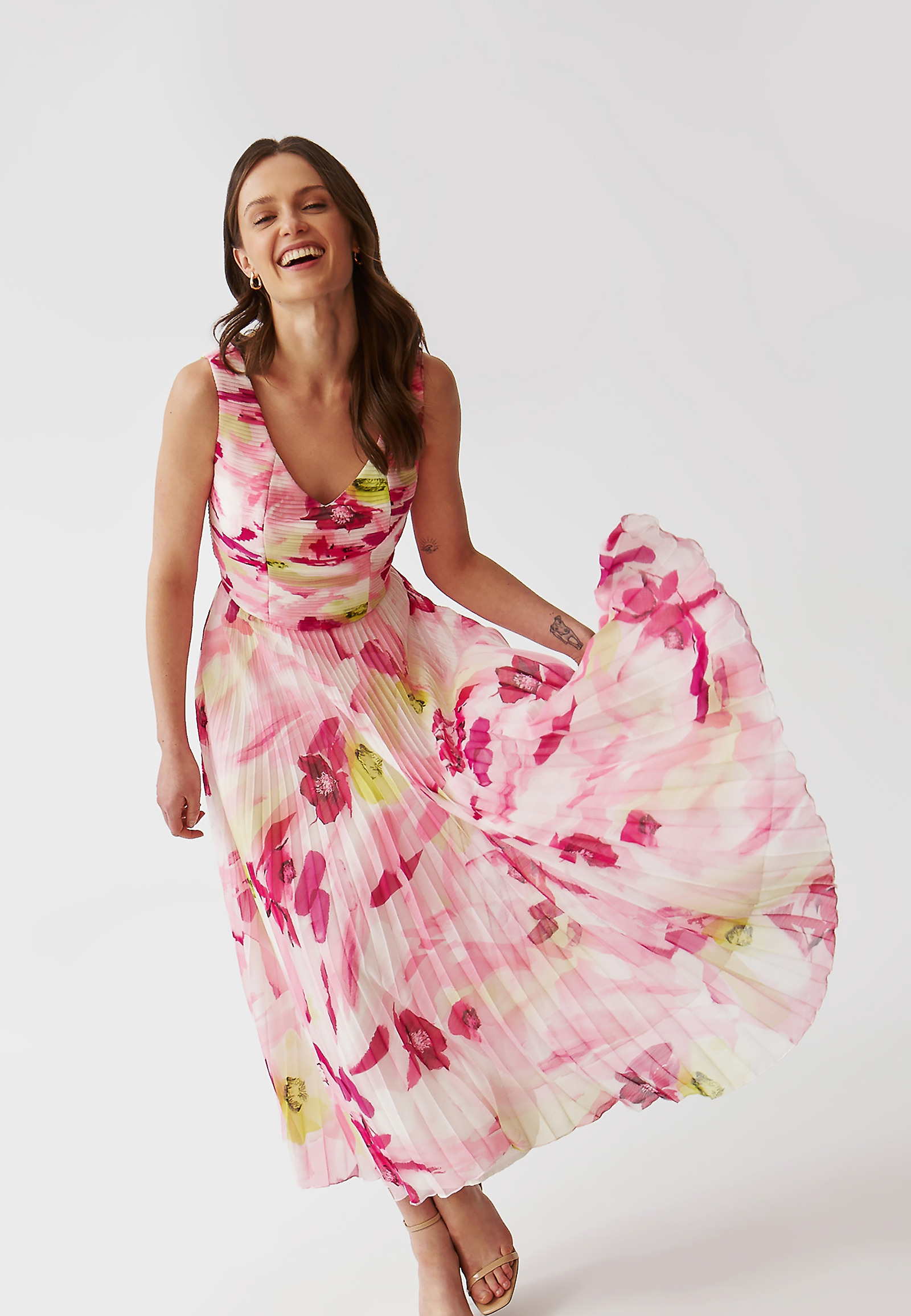 DLOUHÉ PLISOVANÉ KVĚTOVANÉ ŠATY - BELLA DLOUHÉ PLISOVANÉ KVĚTOVANÉ ŠATY - BELLA VÍCEBAREVNÝ 96499