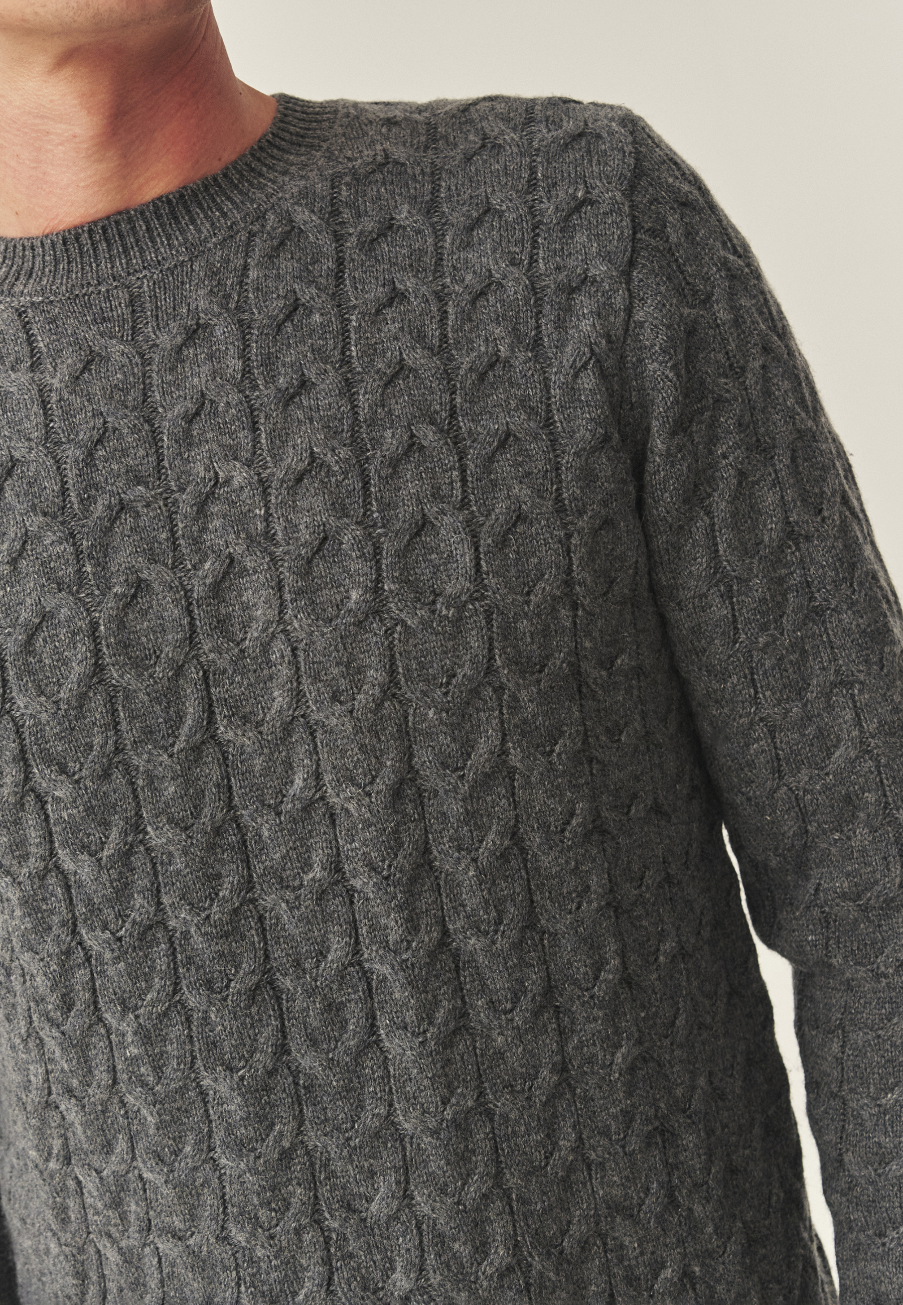 MĘSKI SWETER ZE STRUKTURALNYM WZOREM I MOTYWEM MISIA USZATKA — DAVID SZARY 2