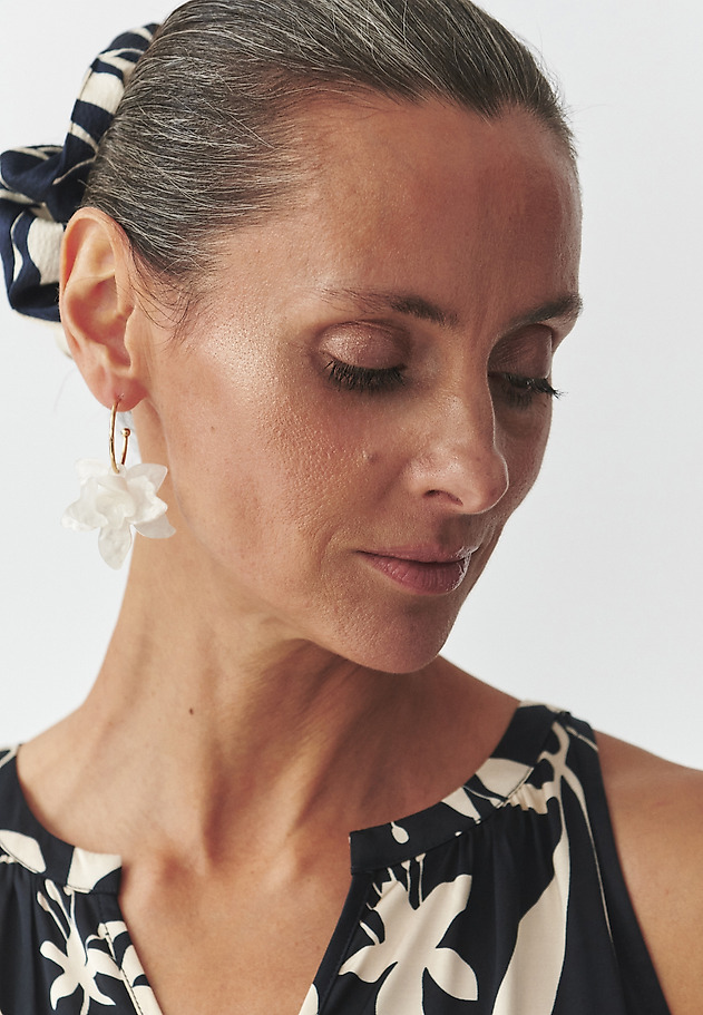 ELEGANT EARRINGS WITH A FLORAL MOTIF — GETTY ELEGANT EARRINGS WITH A FLORAL MOTIF — GETTY ECRU 2