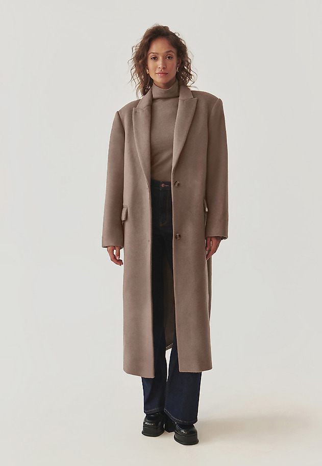 LONG SINGLE-BREASTED LADIES’ COAT WITH SPACIOUS POCKETS - MAWE LONG SINGLE-BREASTED LADIES’ COAT WITH SPACIOUS POCKETS - MAWE BEŻOWY 3