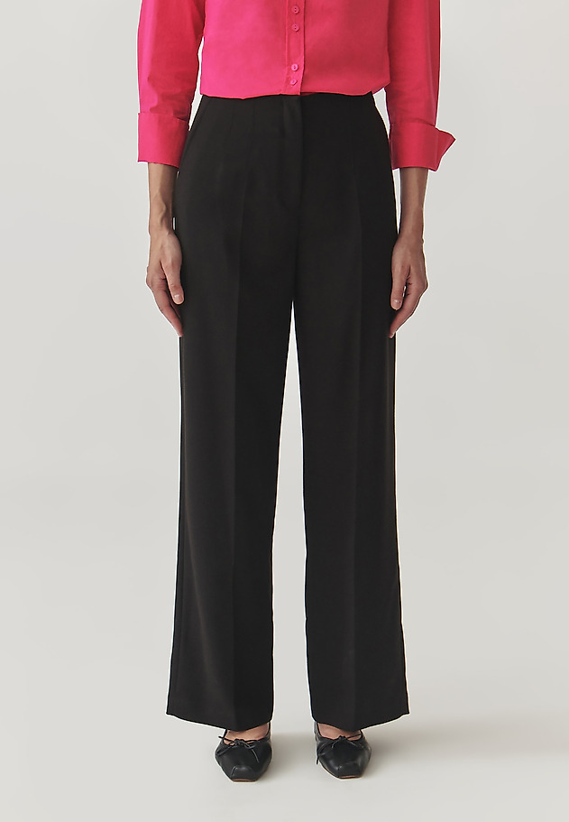 ELEGANT LADIES’ TROUSERS WITH WIDE LEG AND DECORATIVE SEAMS - SERTO ELEGANT LADIES’ TROUSERS WITH WIDE LEG AND DECORATIVE SEAMS - SERTO CZARNY 2