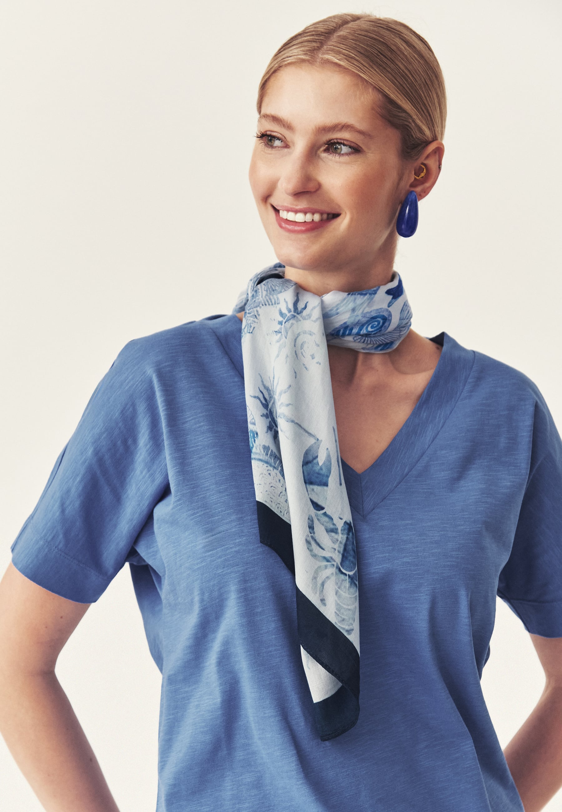 WZORZYSTA CHUSTA Z WISKOZY LENZING™ ECOVERO™ - OCTELLE GRANATOWY 2