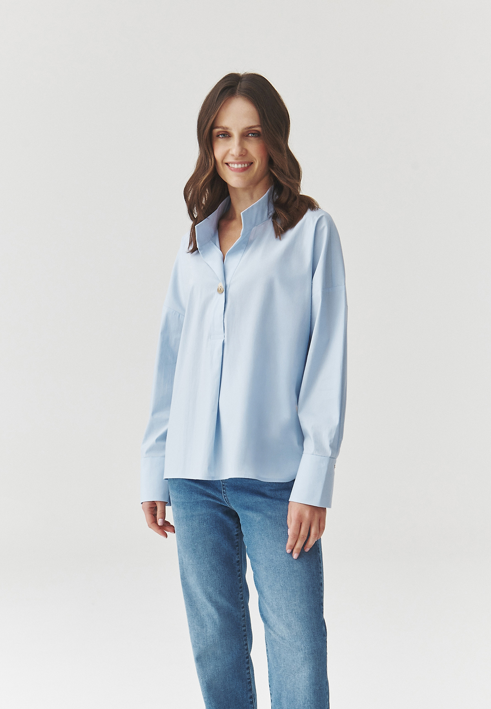 PASTELNA BLUZA Z OVRATNIKOM - LOTARI PASTELNA BLUZA Z OVRATNIKOM - LOTARI MODRA 107769