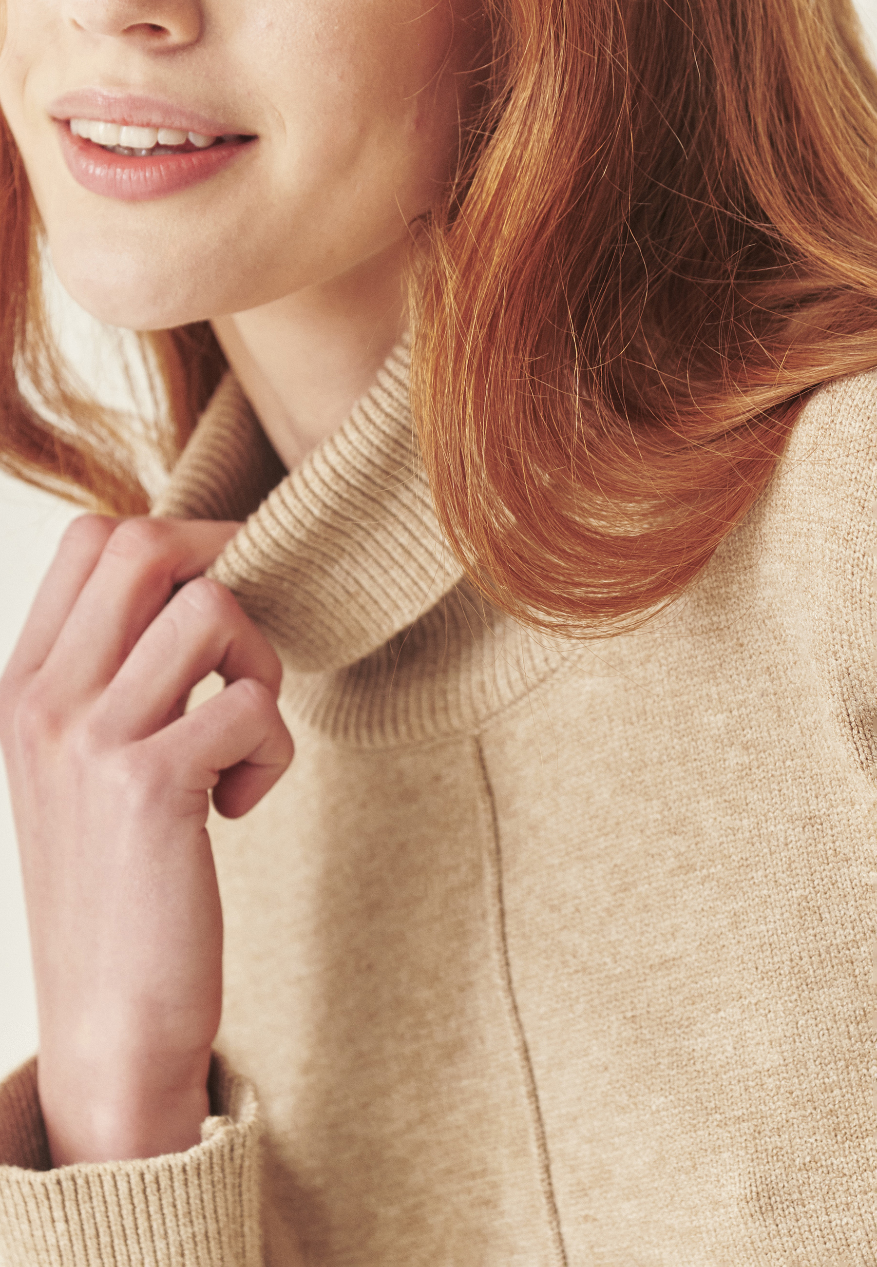 OHLAPEN PULOVER Z VISOKIM OVRATNIKOM - AKEMI BEŽ 2