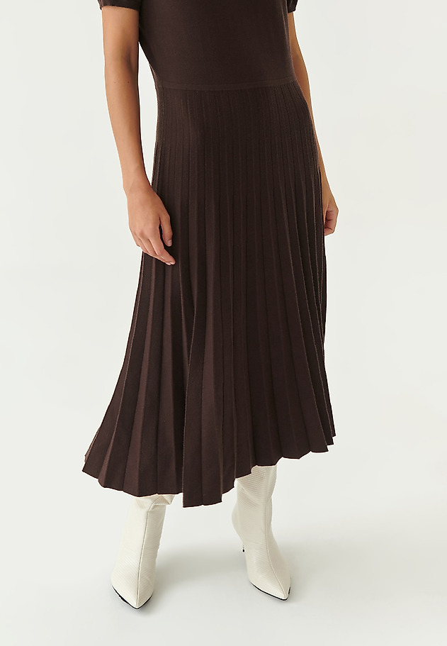 MAXI PLEATED DRESS WITH MOCK TURTLENECK AKSONI MAXI PLEATED DRESS WITH MOCK TURTLENECK AKSONI BROWN 5