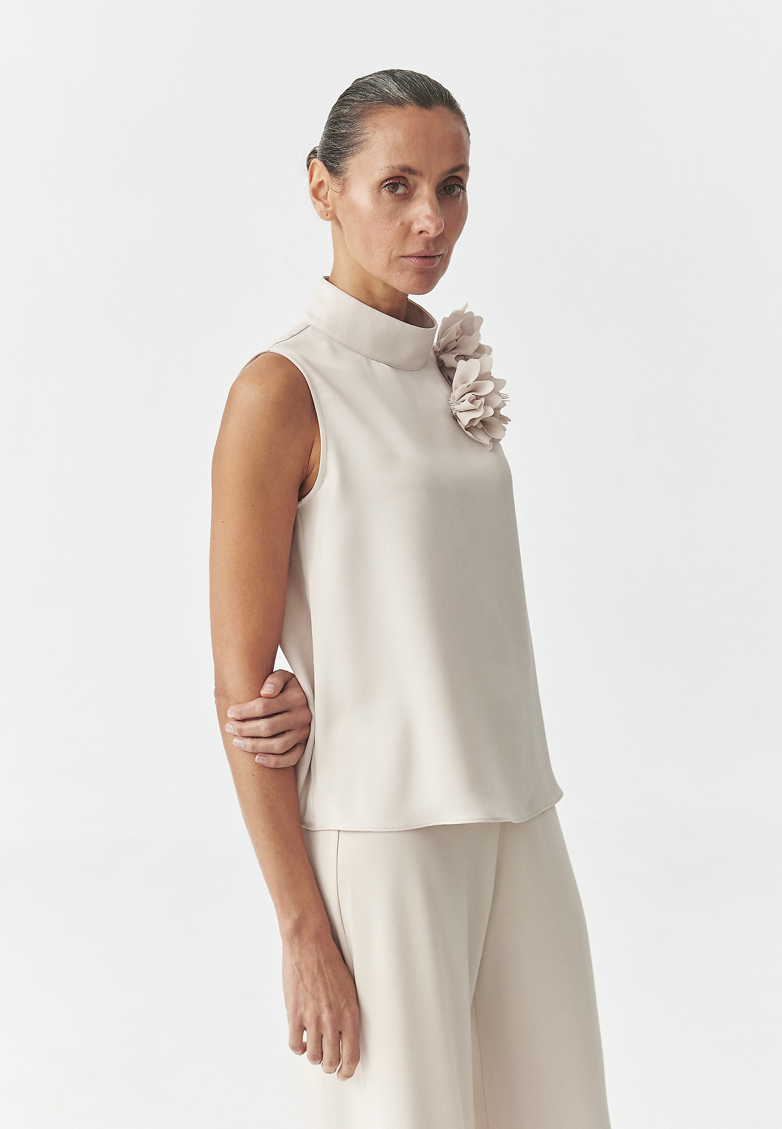 WOVEN BLOUSE WITH FLORAL MOTIF — FLORIANA WOVEN BLOUSE WITH FLORAL MOTIF — FLORIANA BEIGE 109004
