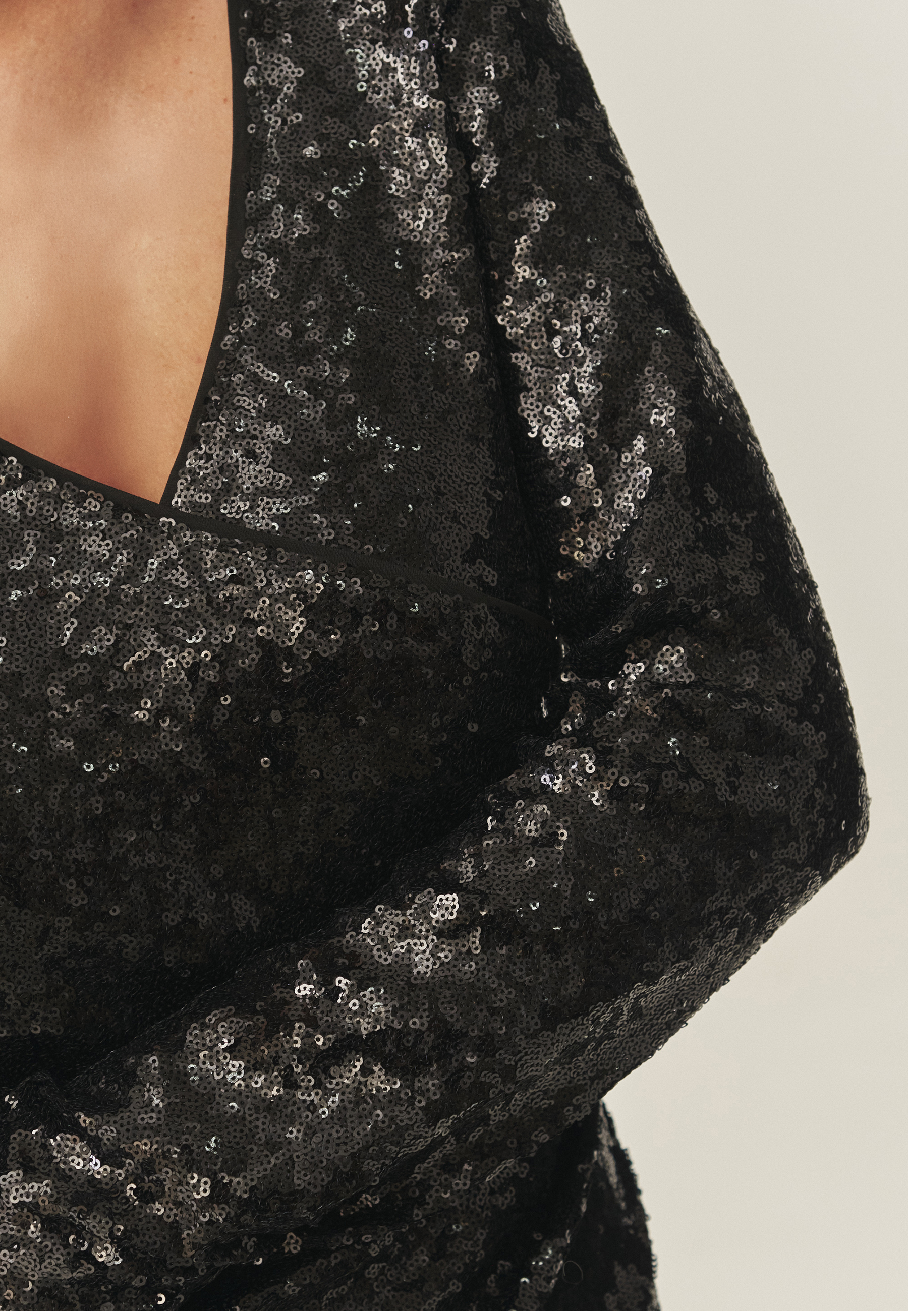 ROCHIE CU PAIETE, CU CROIALĂ PARTE PESTE PARTE — AGATIA NEGRU 2