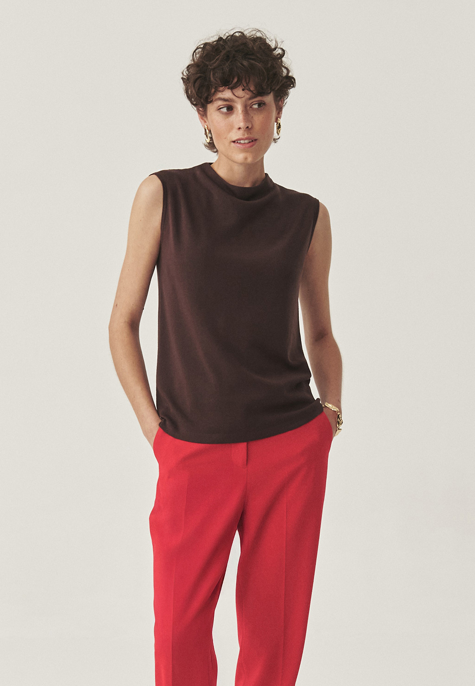 BLÚZKA BEZ RUKÁVOV S VLNENOU ZMESOU - KEZI BLÚZKA BEZ RUKÁVOV S VLNENOU ZMESOU - KEZI HNEDÁ 114231